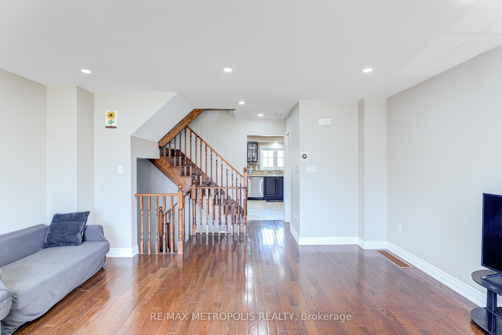 Photo 17 of 385 Rossland Road E, Ajax, Central East — HOMEH