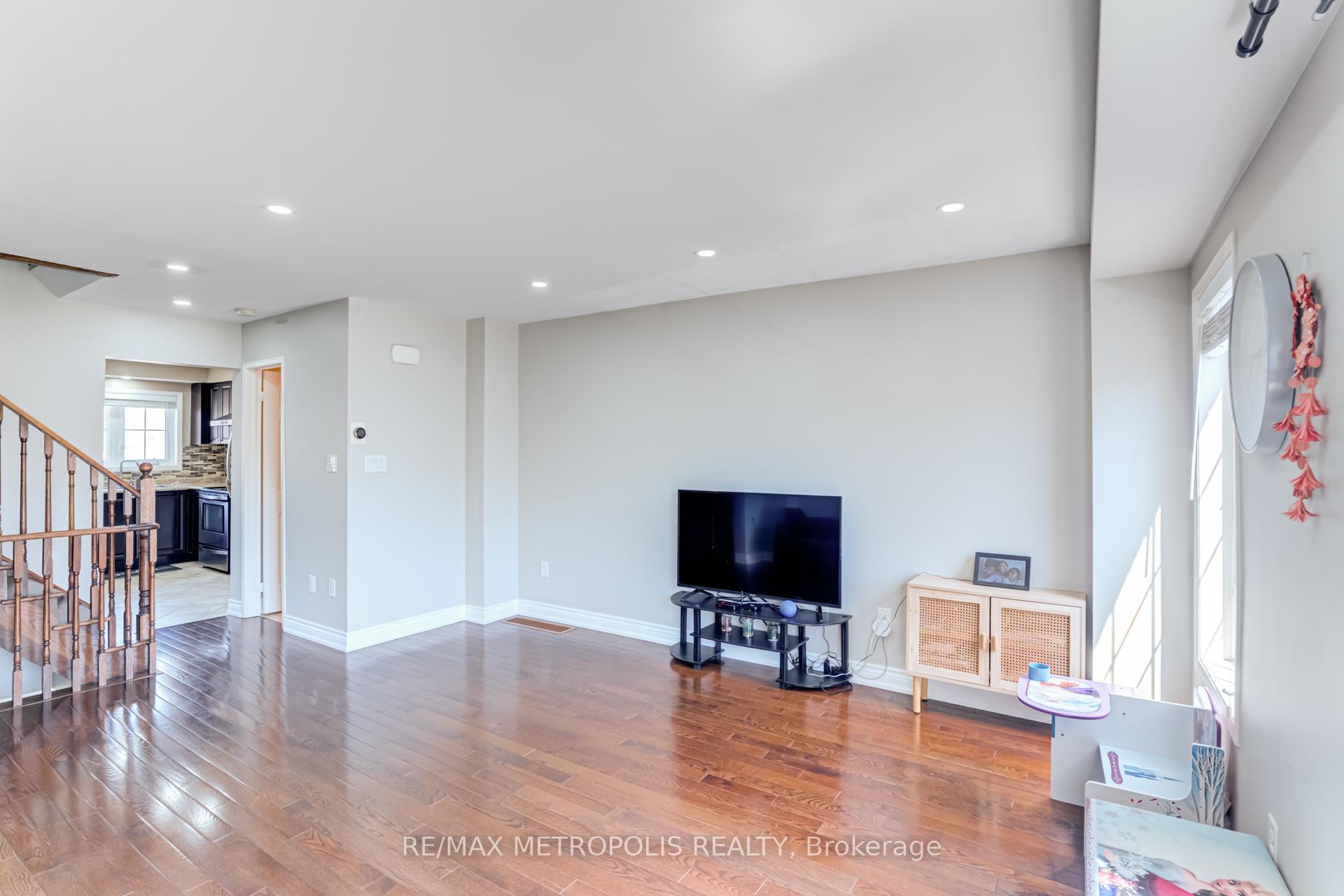 Photo 12 of 385 Rossland Road E, Ajax, Central East — HOMEH