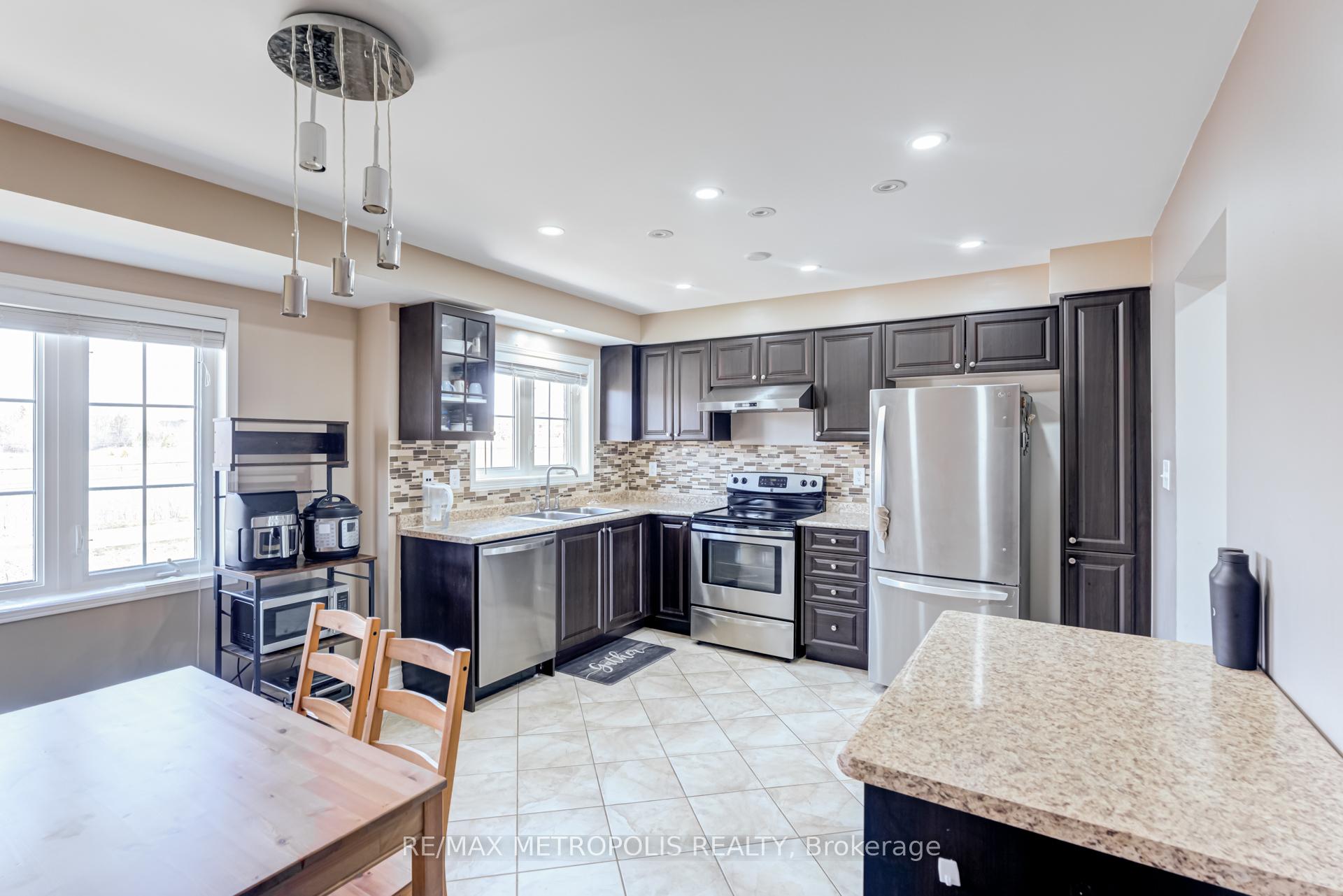 Photo 18 of 385 Rossland Road E, Ajax, Central East — HOMEH