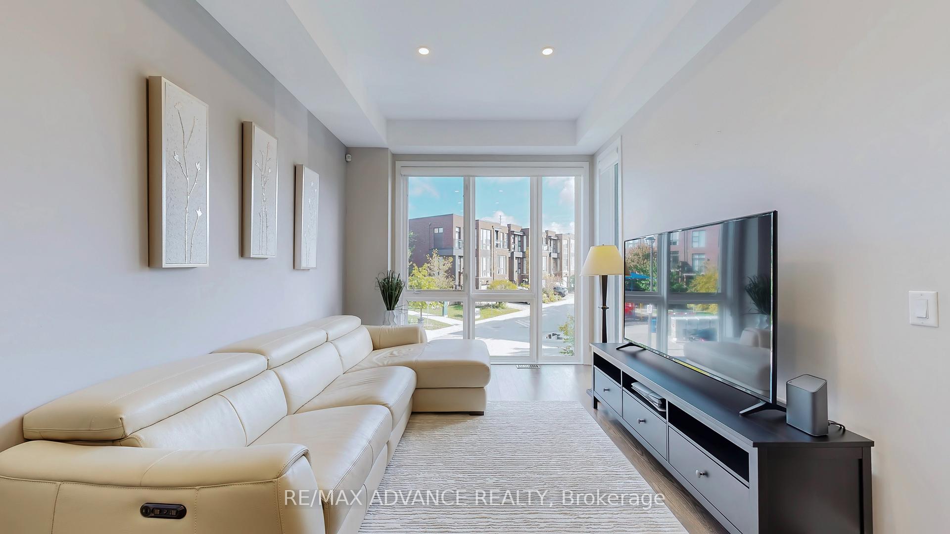 Photo 2 of 32 Crestridge Drive, Vaughan, Patterson — HOMEH