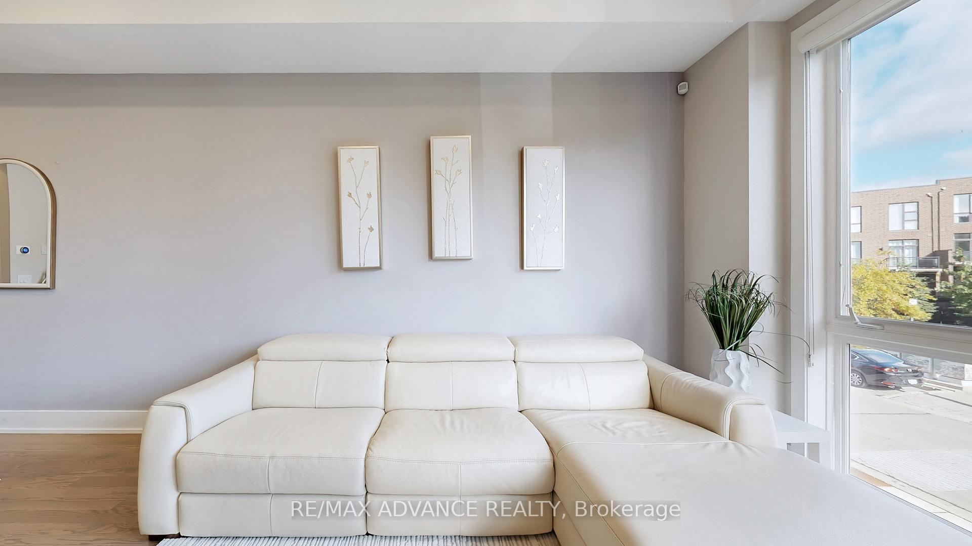 Photo 3 of 32 Crestridge Drive, Vaughan, Patterson — HOMEH