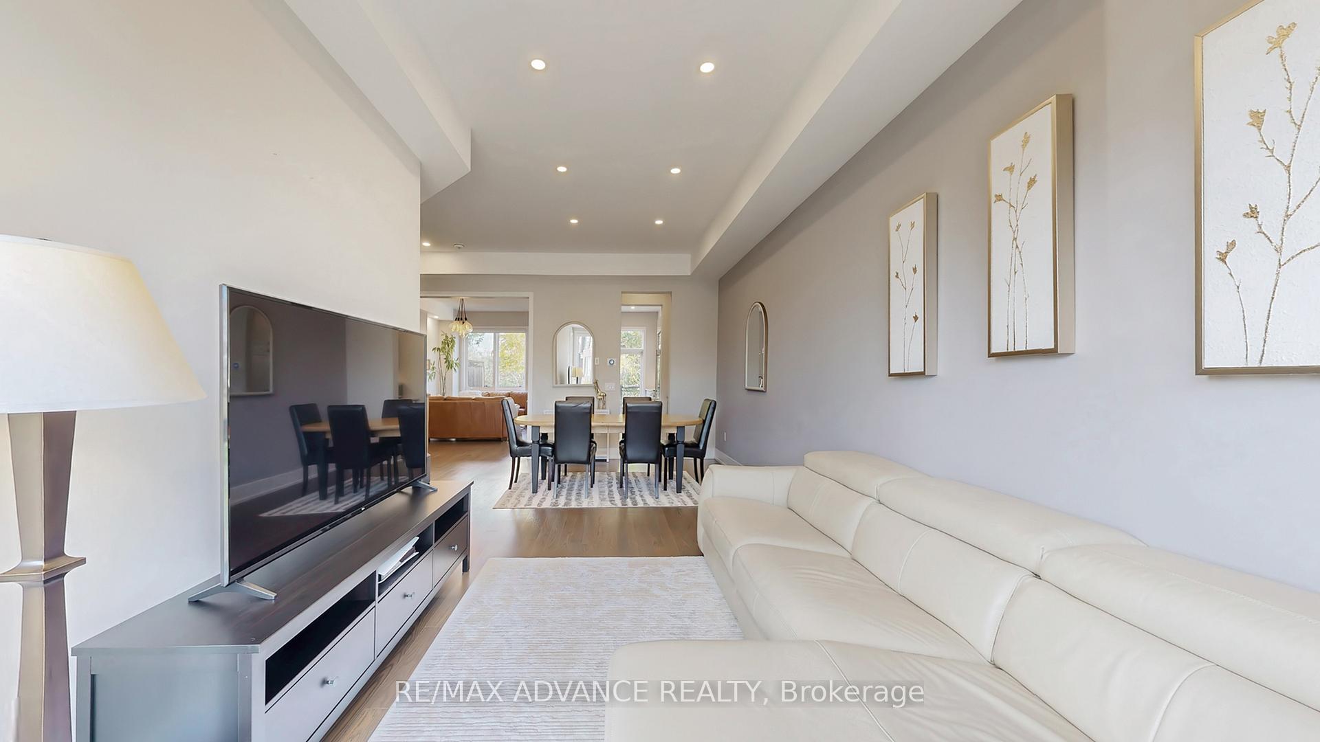Photo 4 of 32 Crestridge Drive, Vaughan, Patterson — HOMEH
