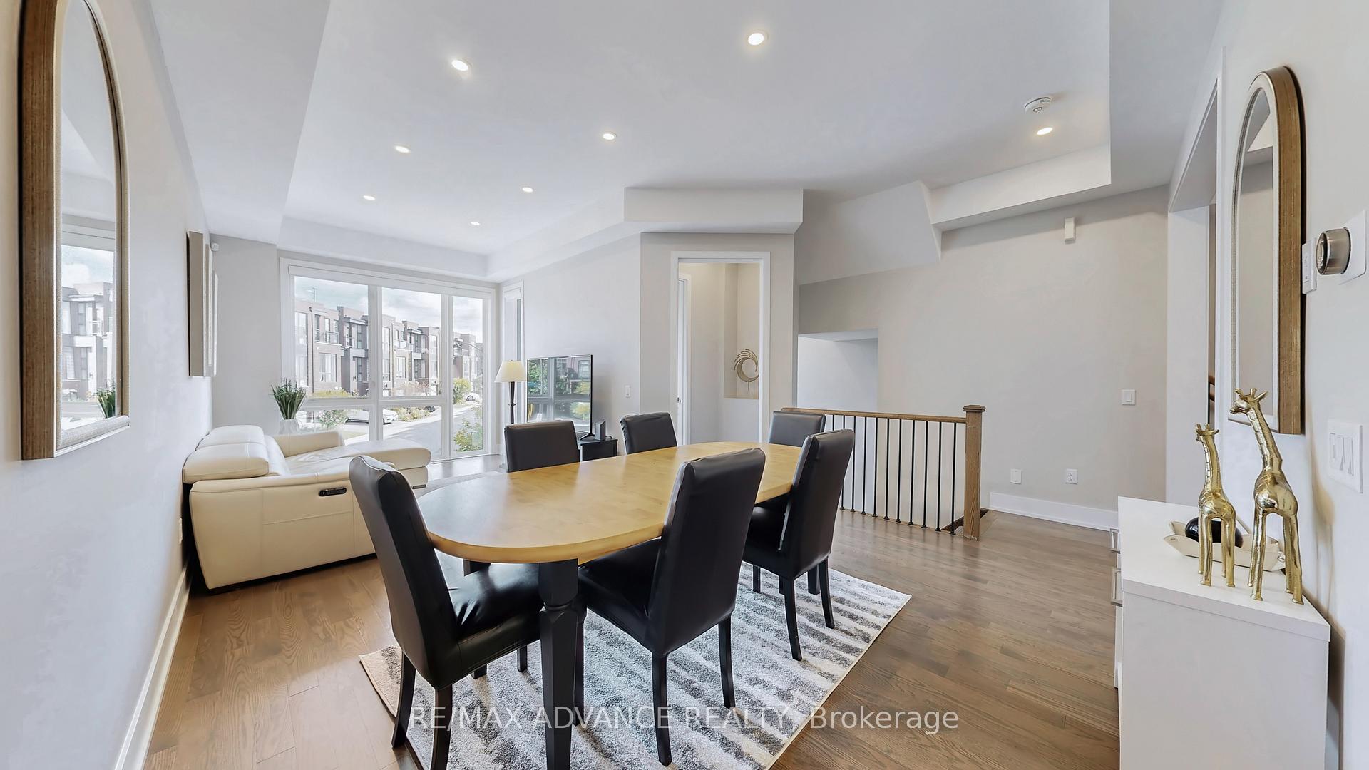 Photo 5 of 32 Crestridge Drive, Vaughan, Patterson — HOMEH