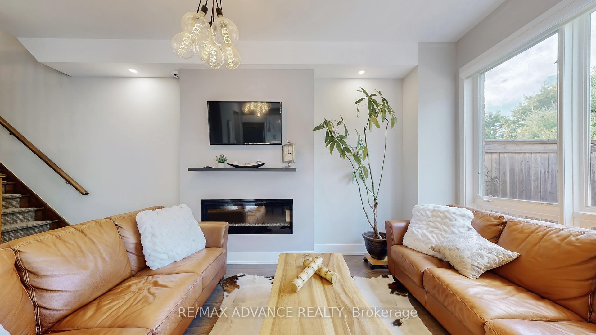 Photo 9 of 32 Crestridge Drive, Vaughan, Patterson — HOMEH