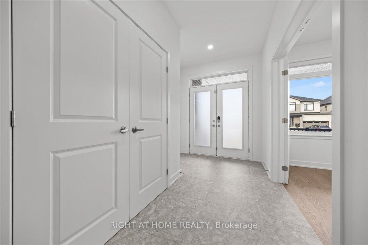 Photo 4 of 610 Kenabeek Terrace, Ottawa, Riverside South/Gloucester Glen — HOMEH