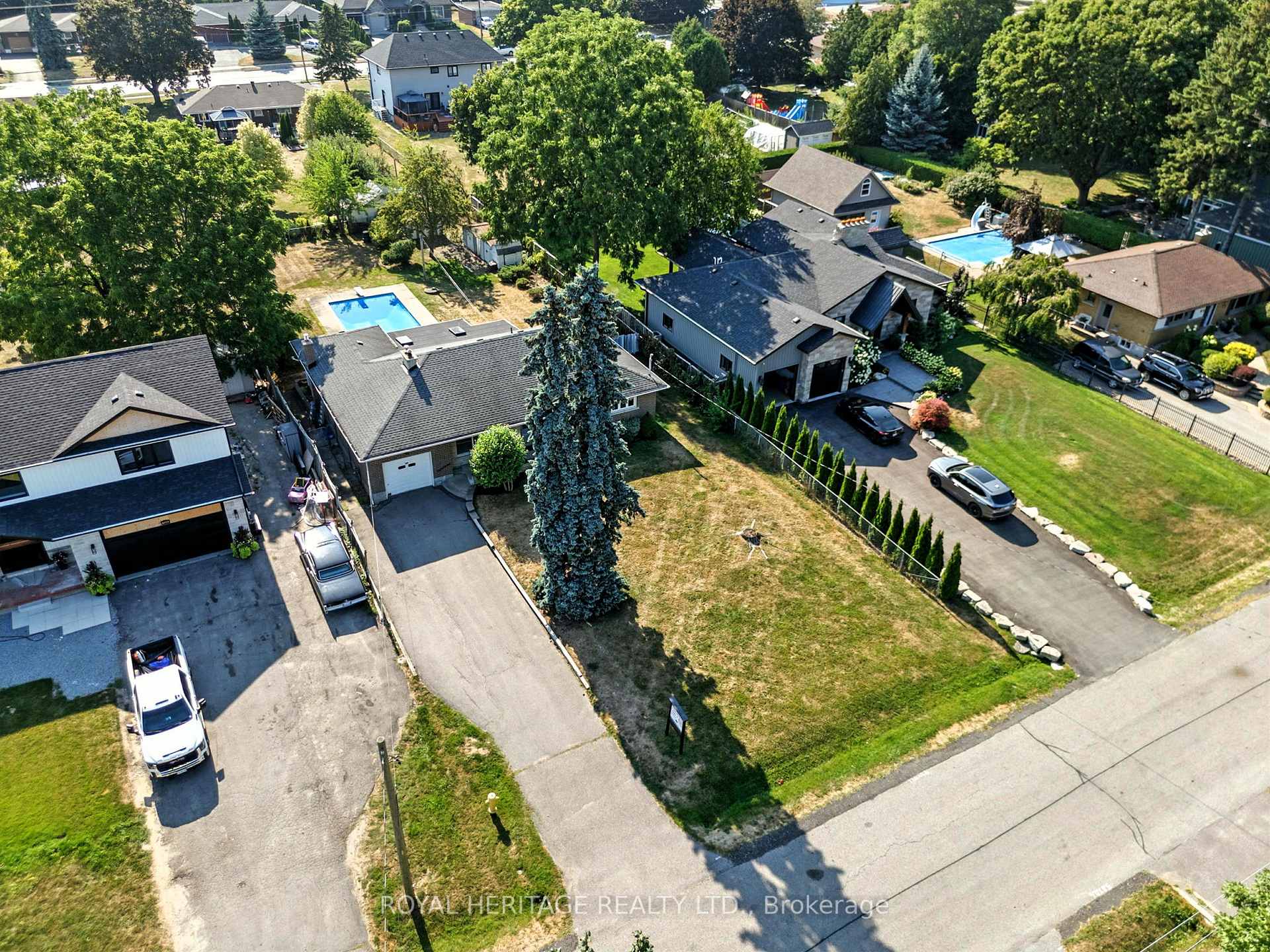 Photo 2 of 186 Meadow Road N, Whitby, Blue Grass Meadows — HOMEH