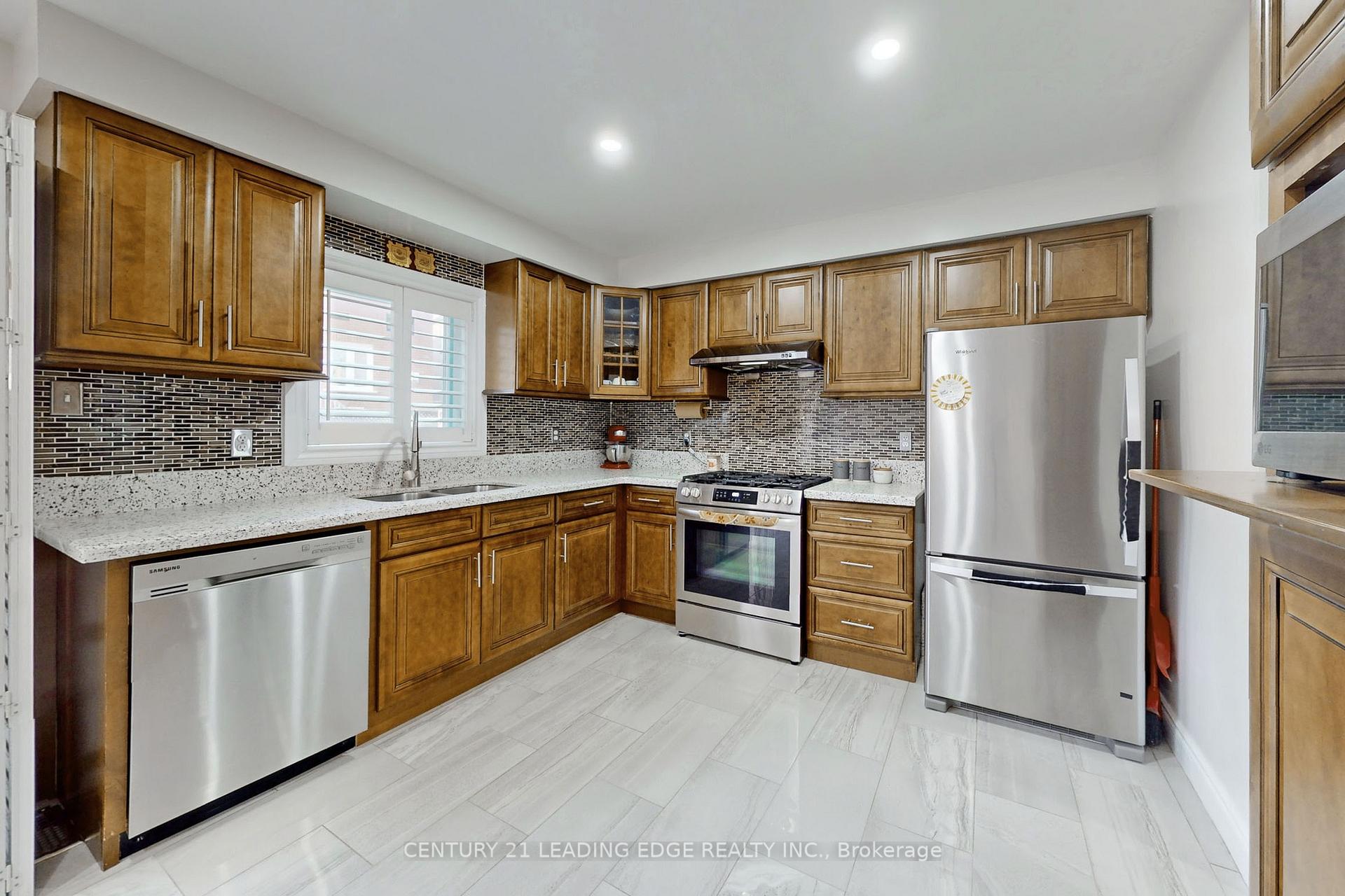 Photo 12 of 47 Stella Drive, Markham, Middlefield — HOMEH