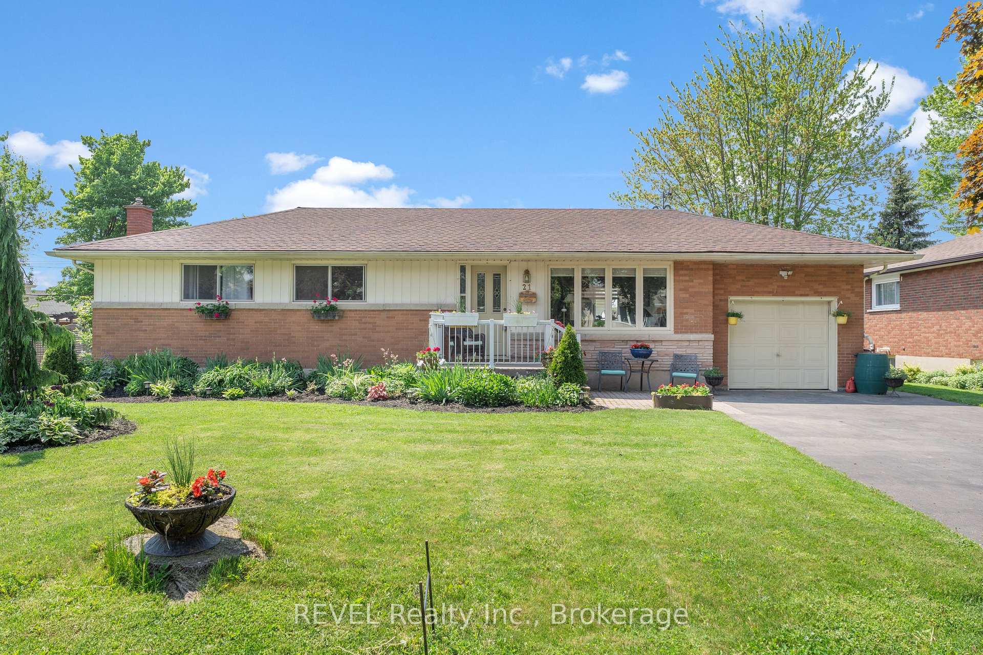 Photo 2 of 21 Westmount Crescent, Welland, Prince Charles — HOMEH