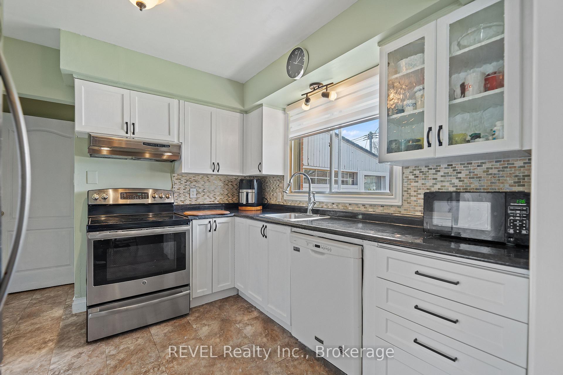 Photo 13 of 21 Westmount Crescent, Welland, Prince Charles — HOMEH
