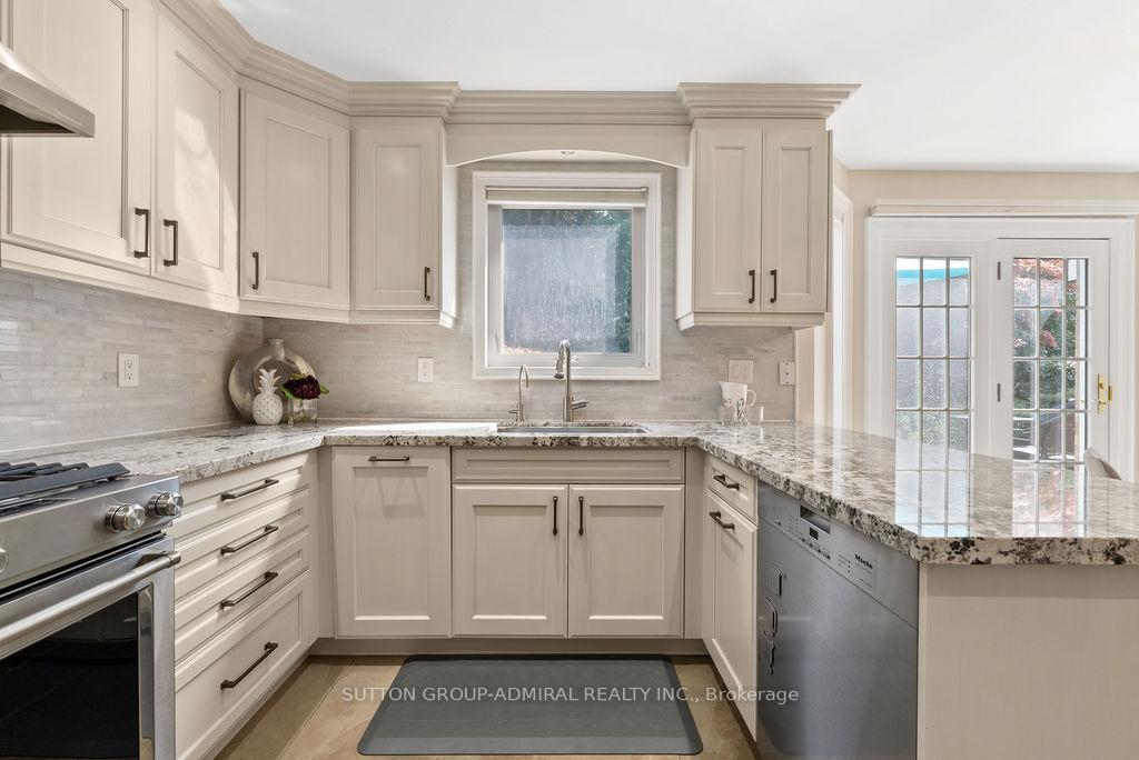 Photo 12 of 40 Joshua Court, Vaughan, Crestwood-Springfarm-Yorkhill — HOMEH