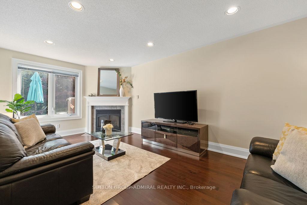 Photo 15 of 40 Joshua Court, Vaughan, Crestwood-Springfarm-Yorkhill — HOMEH