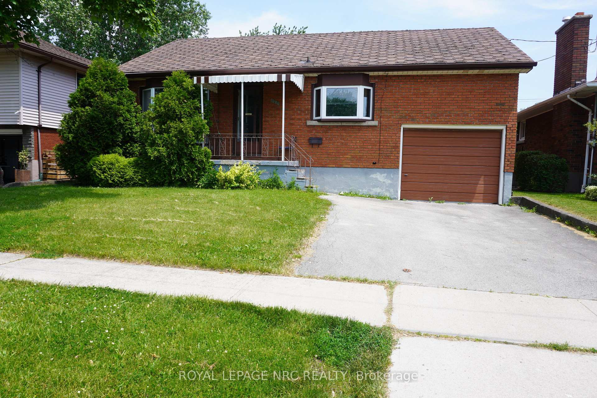 Photo 2 of 120 Golden Boulevard E, Welland, Lincoln/Crowland — HOMEH