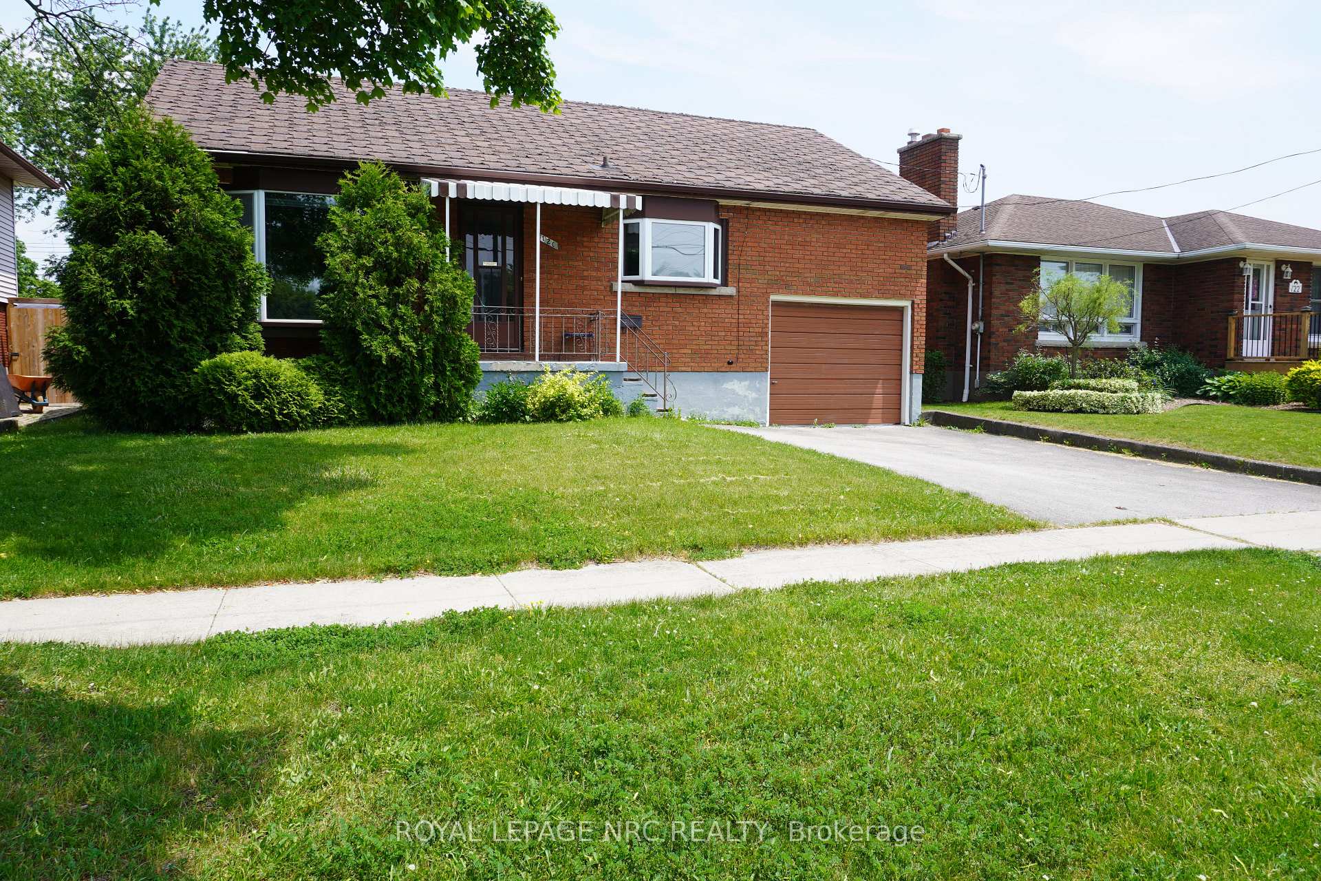 Photo 3 of 120 Golden Boulevard E, Welland, Lincoln/Crowland — HOMEH