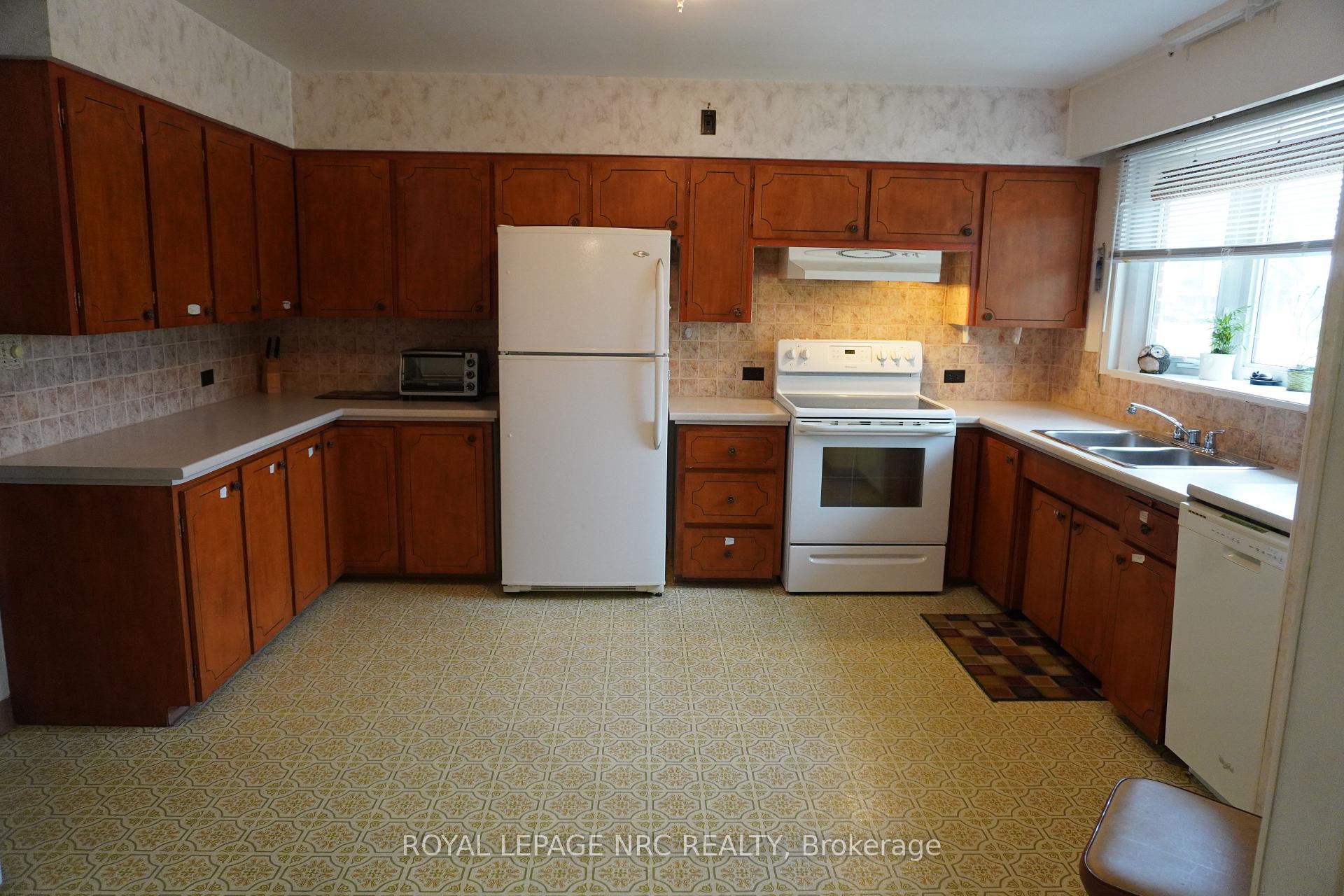 Photo 12 of 120 Golden Boulevard E, Welland, Lincoln/Crowland — HOMEH