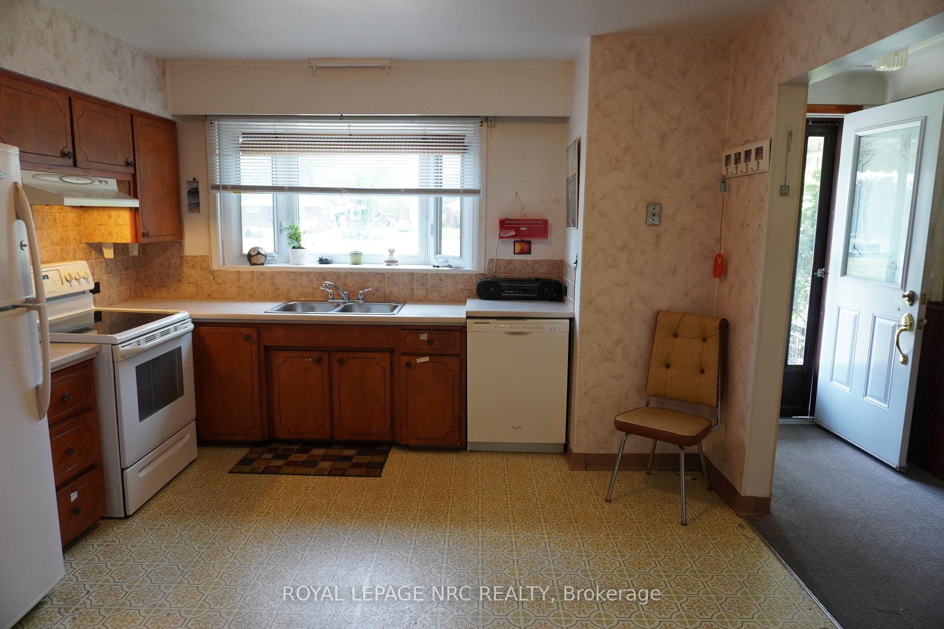 Photo 13 of 120 Golden Boulevard E, Welland, Lincoln/Crowland — HOMEH