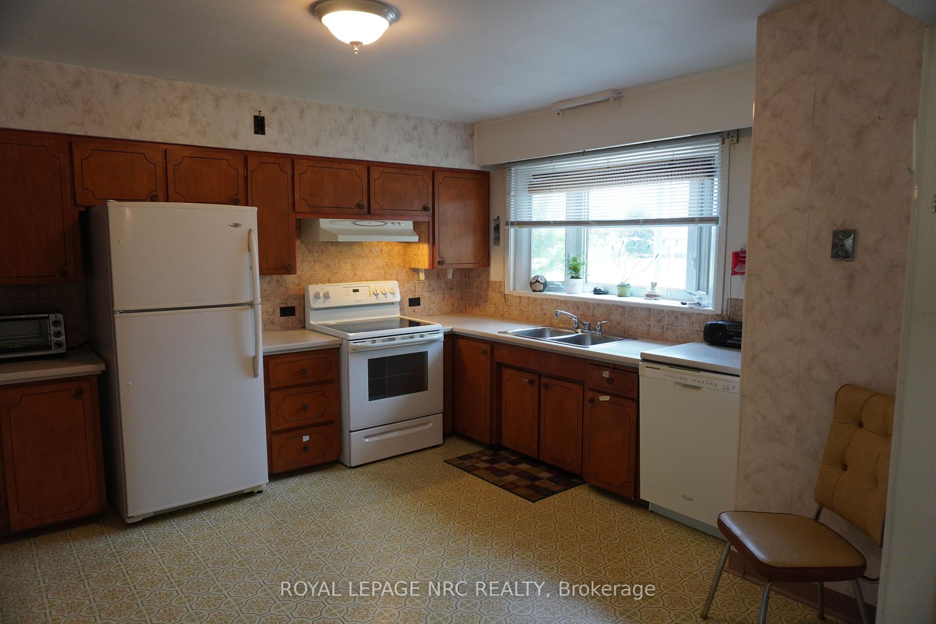 Photo 14 of 120 Golden Boulevard E, Welland, Lincoln/Crowland — HOMEH
