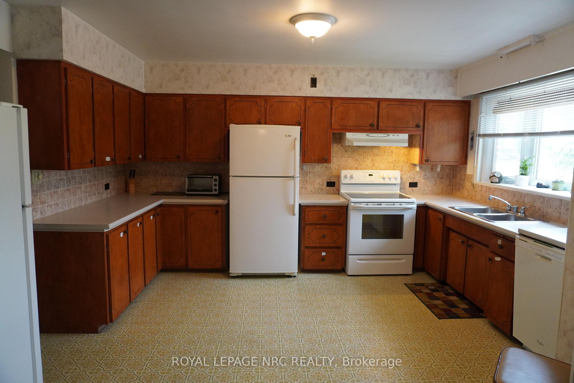 Photo 15 of 120 Golden Boulevard E, Welland, Lincoln/Crowland — HOMEH