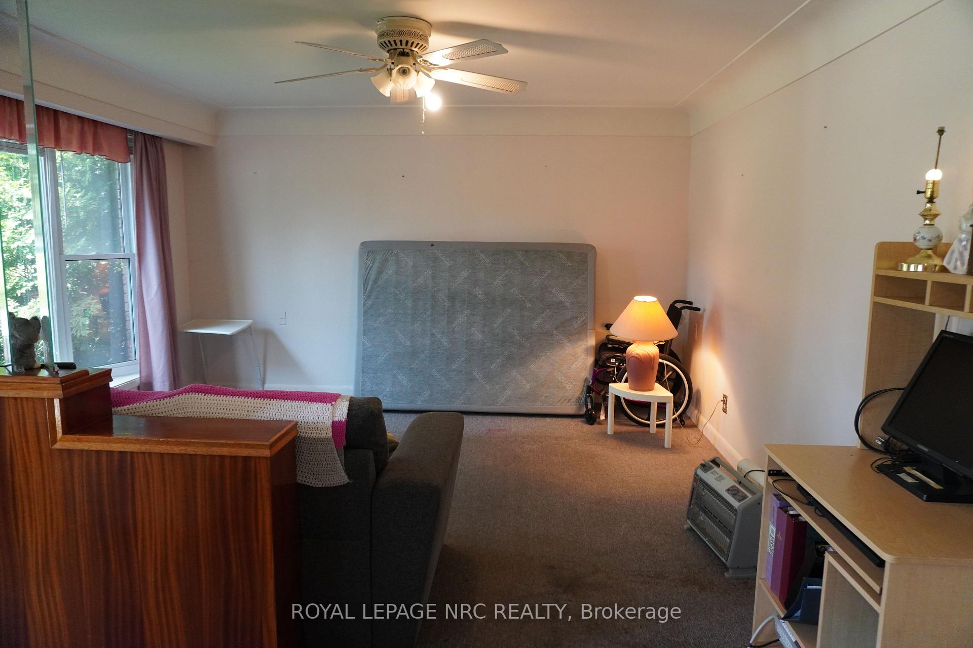 Photo 18 of 120 Golden Boulevard E, Welland, Lincoln/Crowland — HOMEH