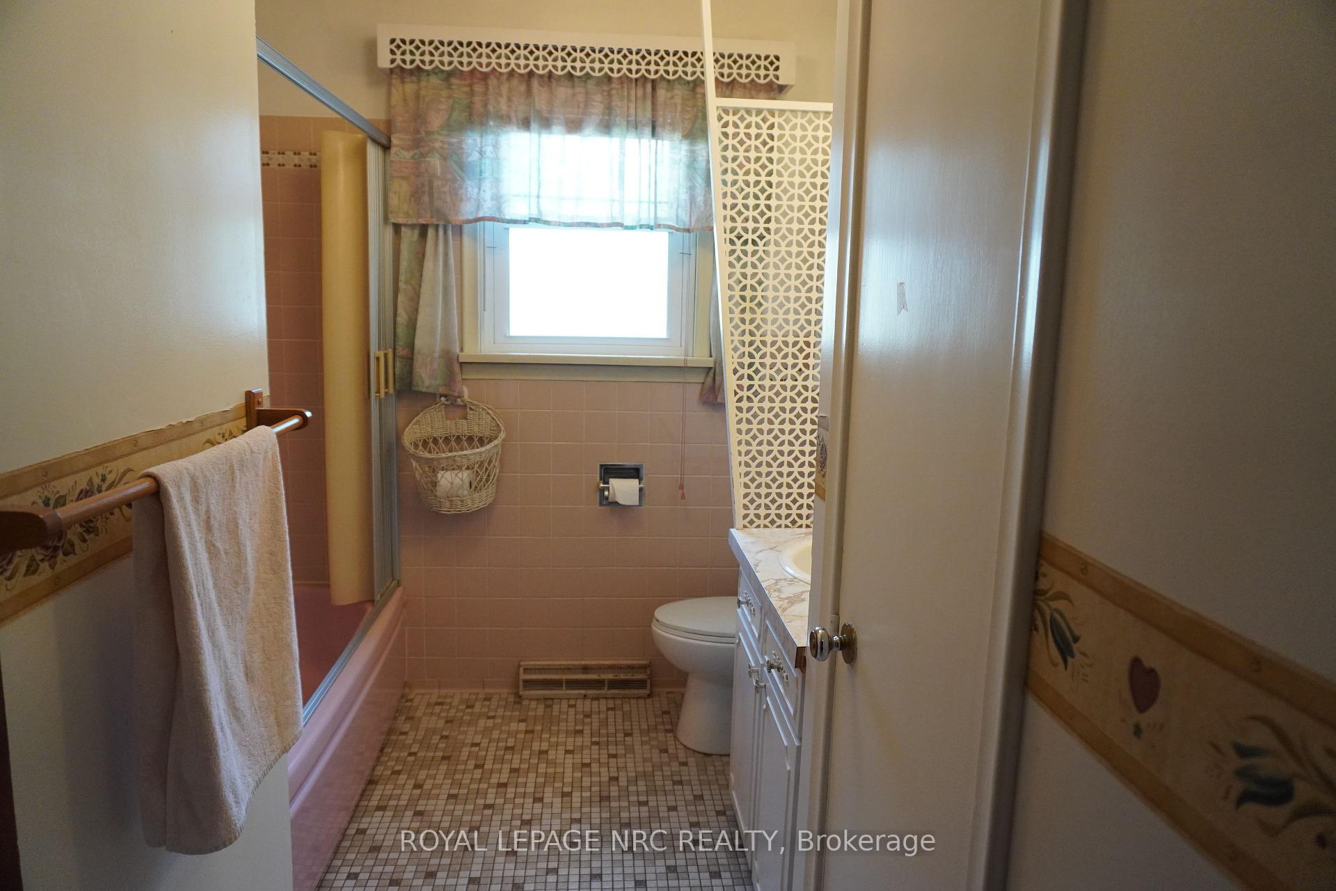 Photo 25 of 120 Golden Boulevard E, Welland, Lincoln/Crowland — HOMEH
