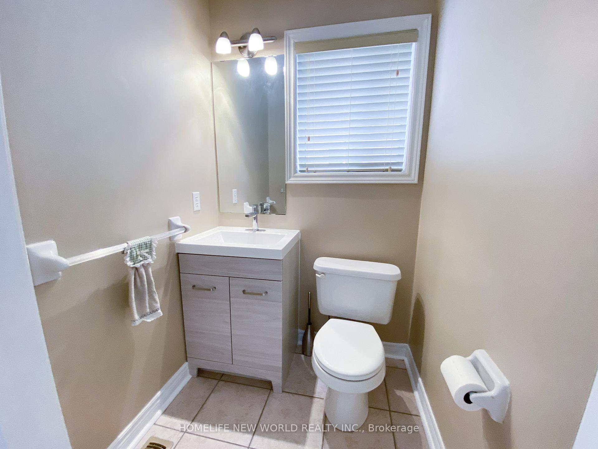 Photo 4 of Unit Main/Upper, 22 Corkwood Crescent, Vaughan, Maple — HOMEH