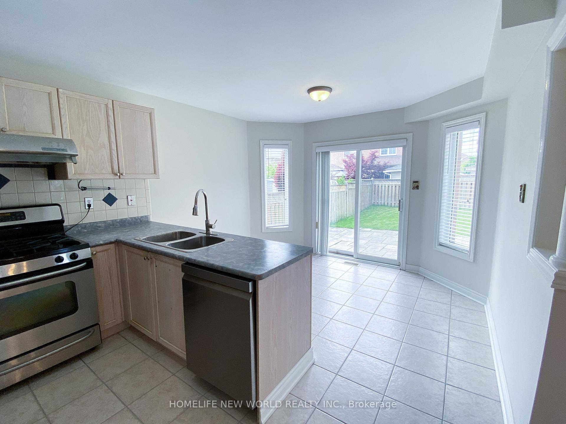 Photo 6 of Unit Main/Upper, 22 Corkwood Crescent, Vaughan, Maple — HOMEH