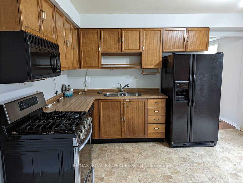 Photo 7 of 834 White Ash Drive, Whitby, Williamsburg — HOMEH