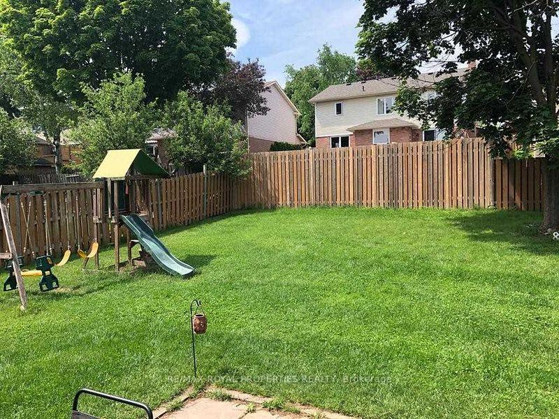 Photo 8 of 834 White Ash Drive, Whitby, Williamsburg — HOMEH