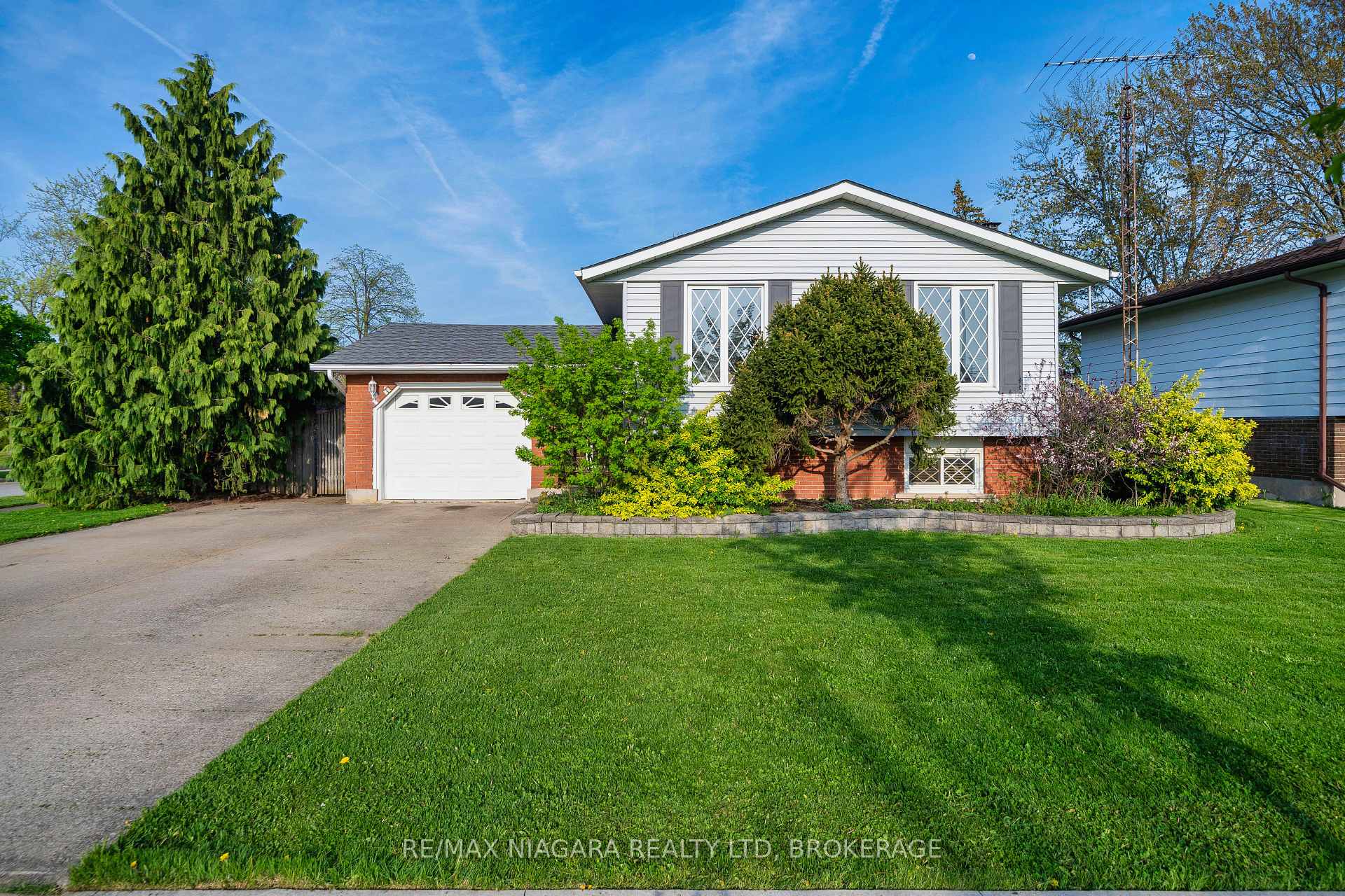 Photo 1 of 43 Pinehurst Drive, Welland, N. Welland — HOMEH