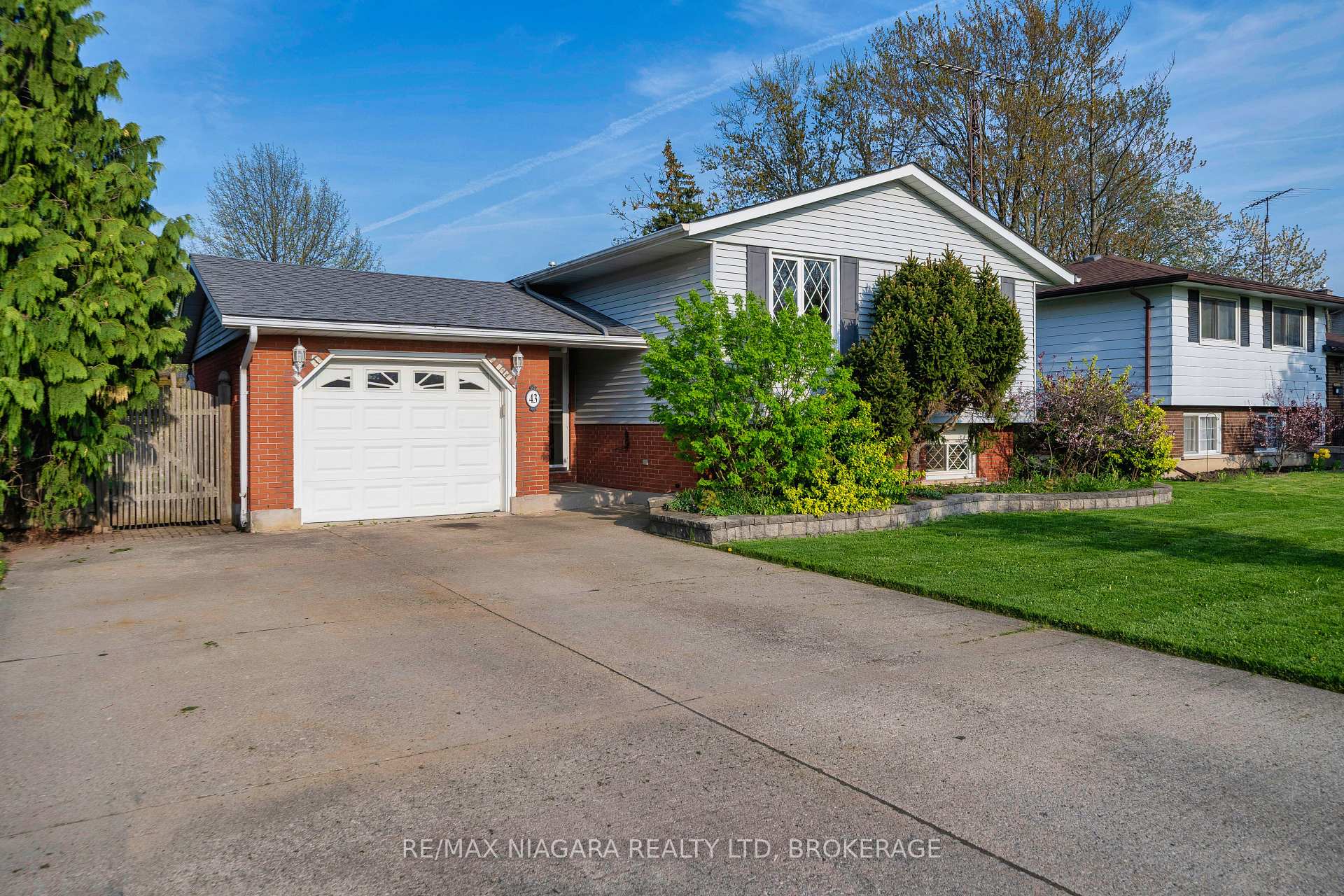 Photo 2 of 43 Pinehurst Drive, Welland, N. Welland — HOMEH