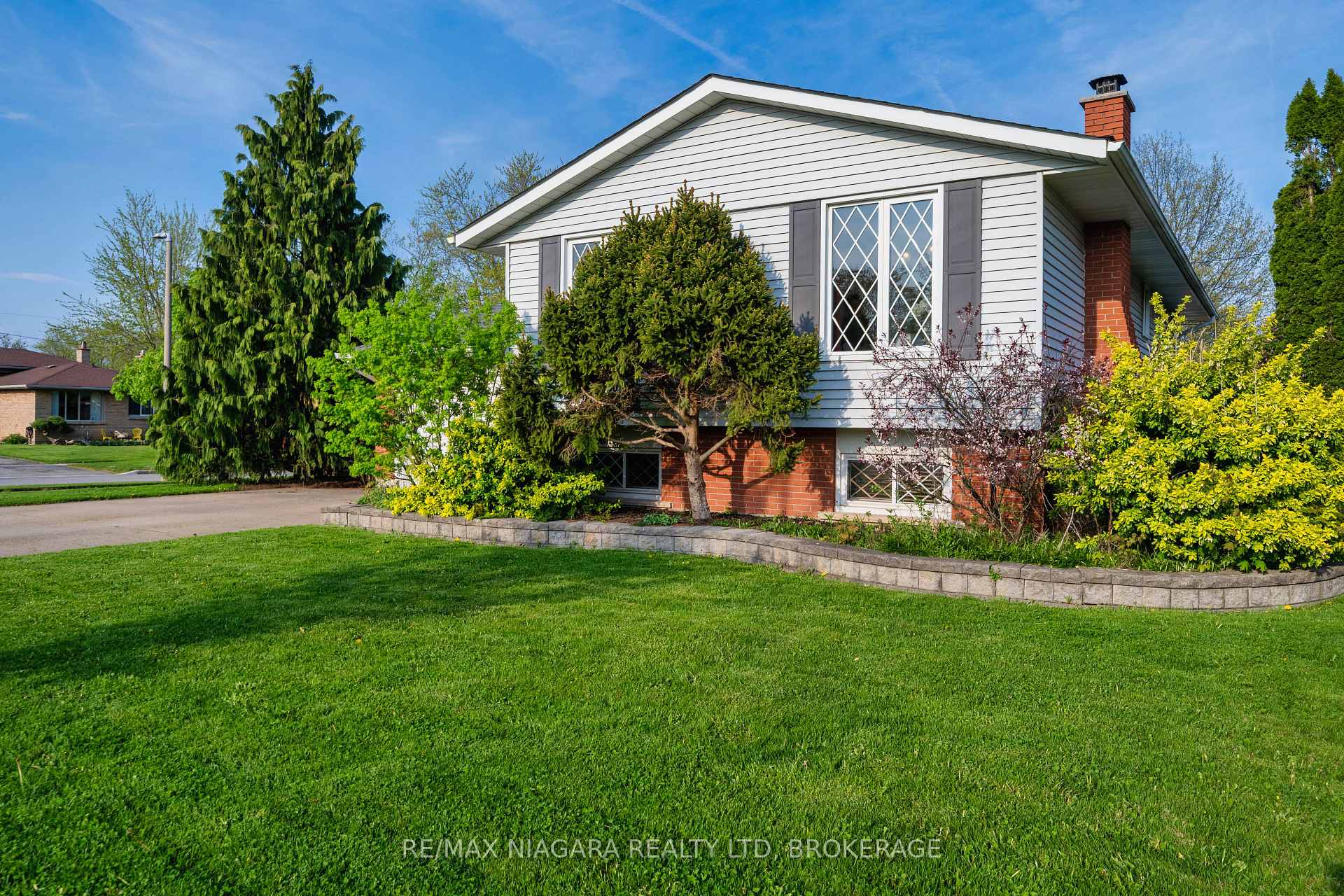 Photo 3 of 43 Pinehurst Drive, Welland, N. Welland — HOMEH