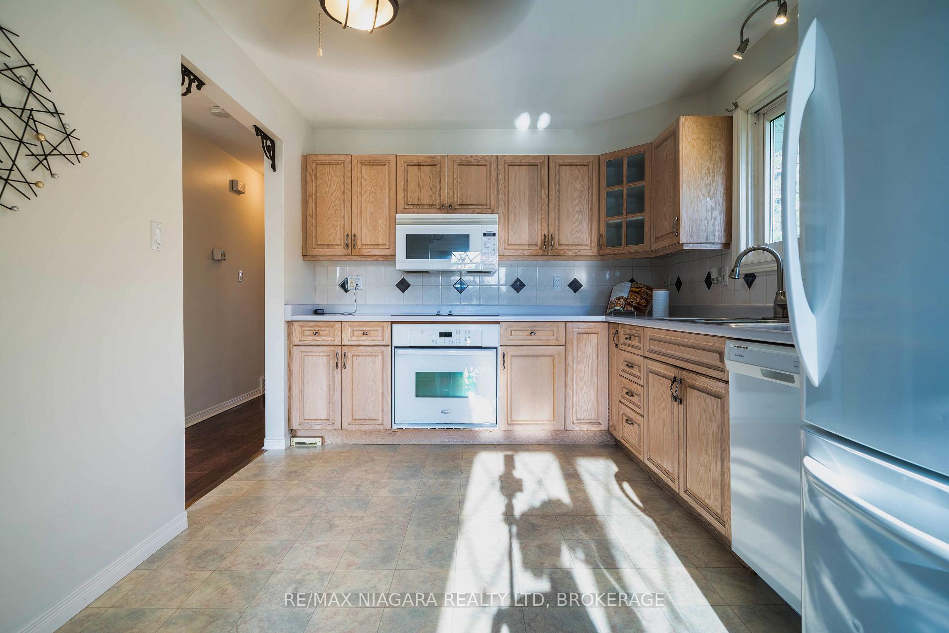 Photo 12 of 43 Pinehurst Drive, Welland, N. Welland — HOMEH