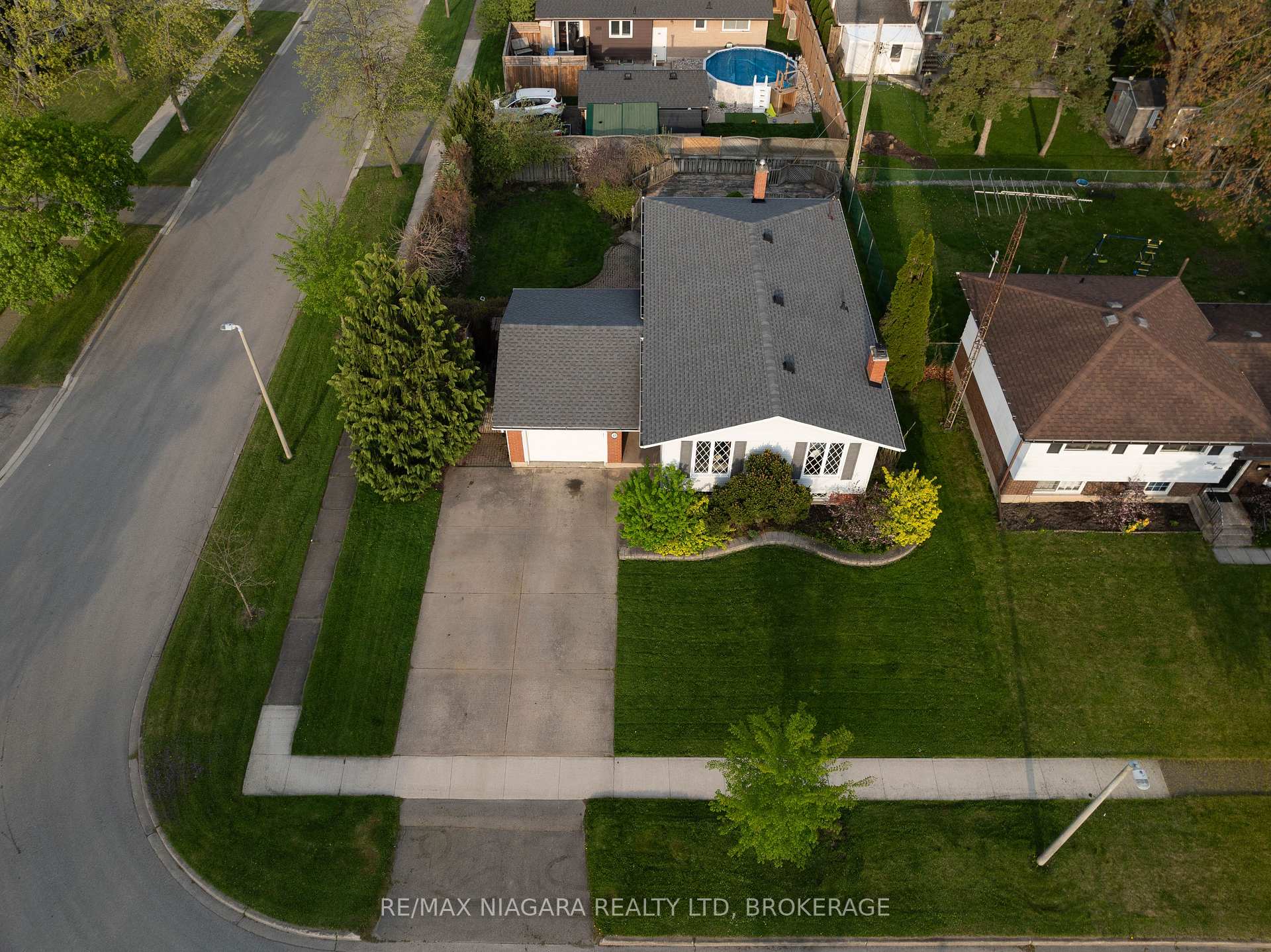 Photo 37 of 43 Pinehurst Drive, Welland, N. Welland — HOMEH