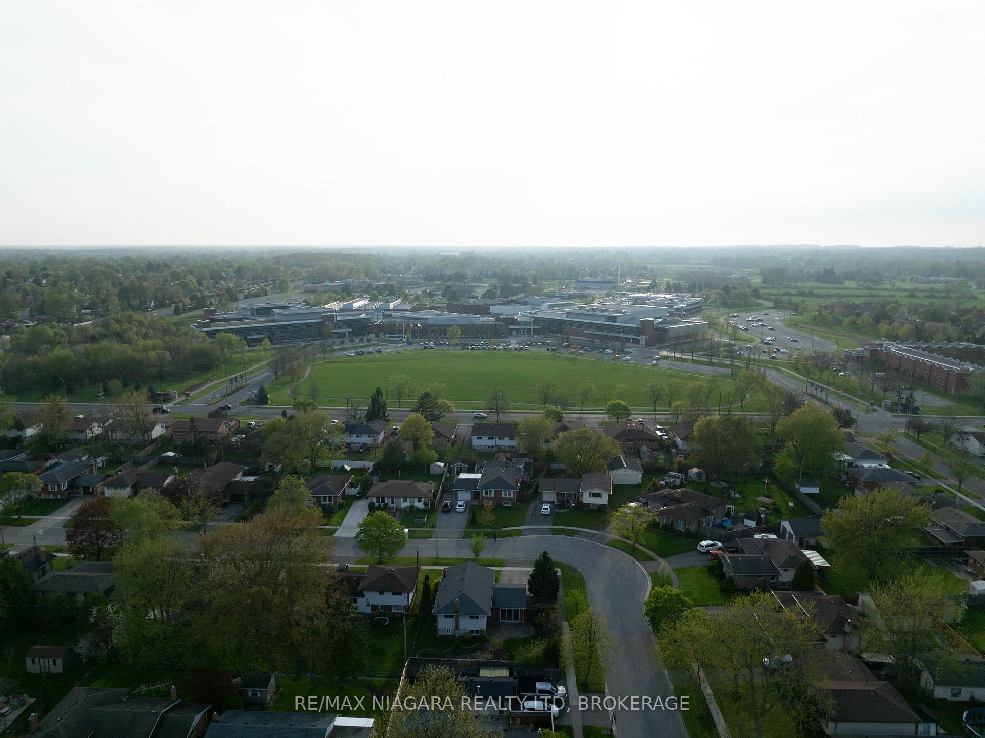 Photo 39 of 43 Pinehurst Drive, Welland, N. Welland — HOMEH
