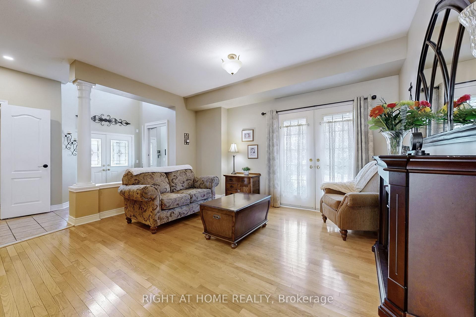 Photo 10 of 58 Mikayla Crescent, Whitby, Brooklin — HOMEH