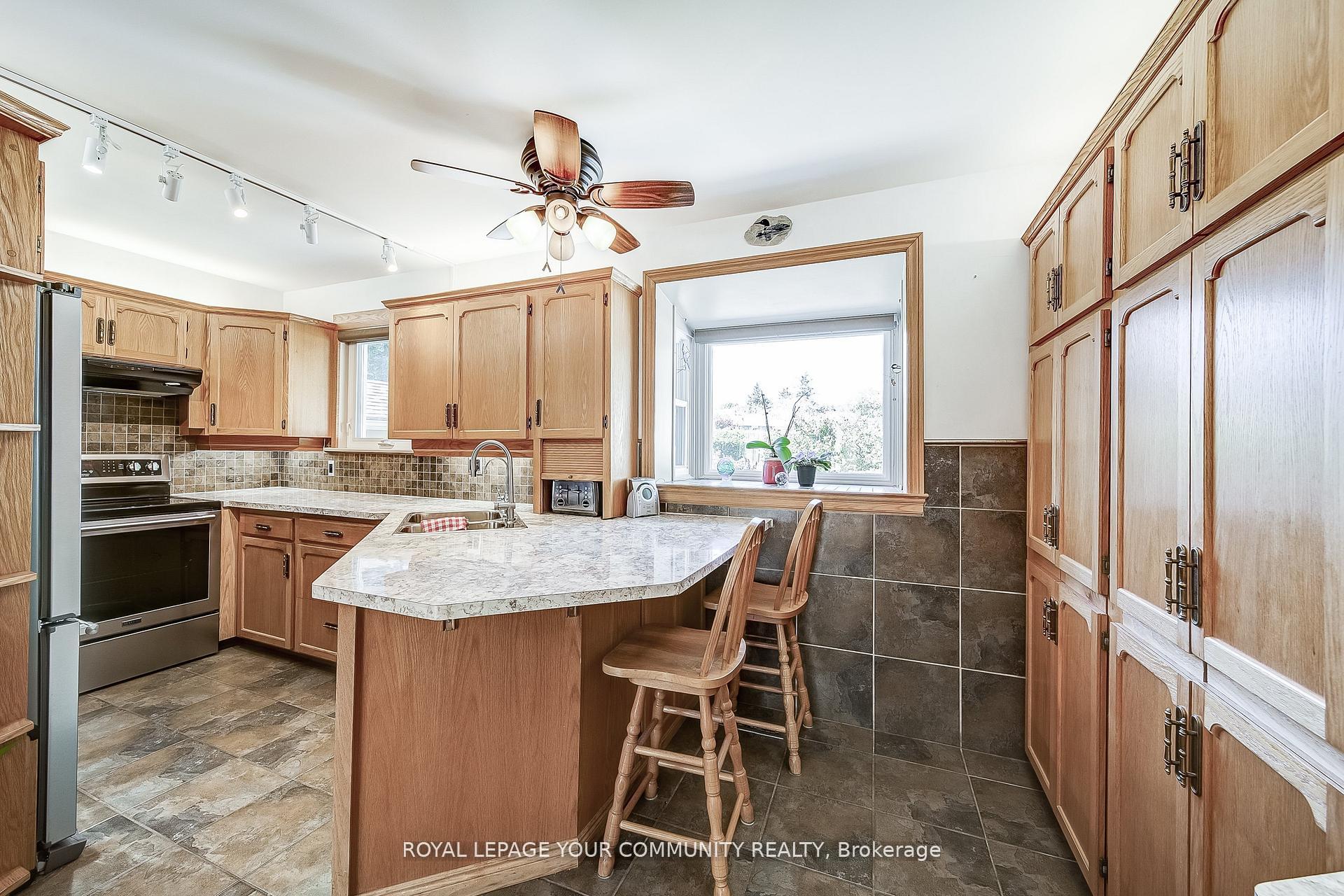Photo 14 of 36 Devins Drive, Aurora, Aurora Heights — HOMEH