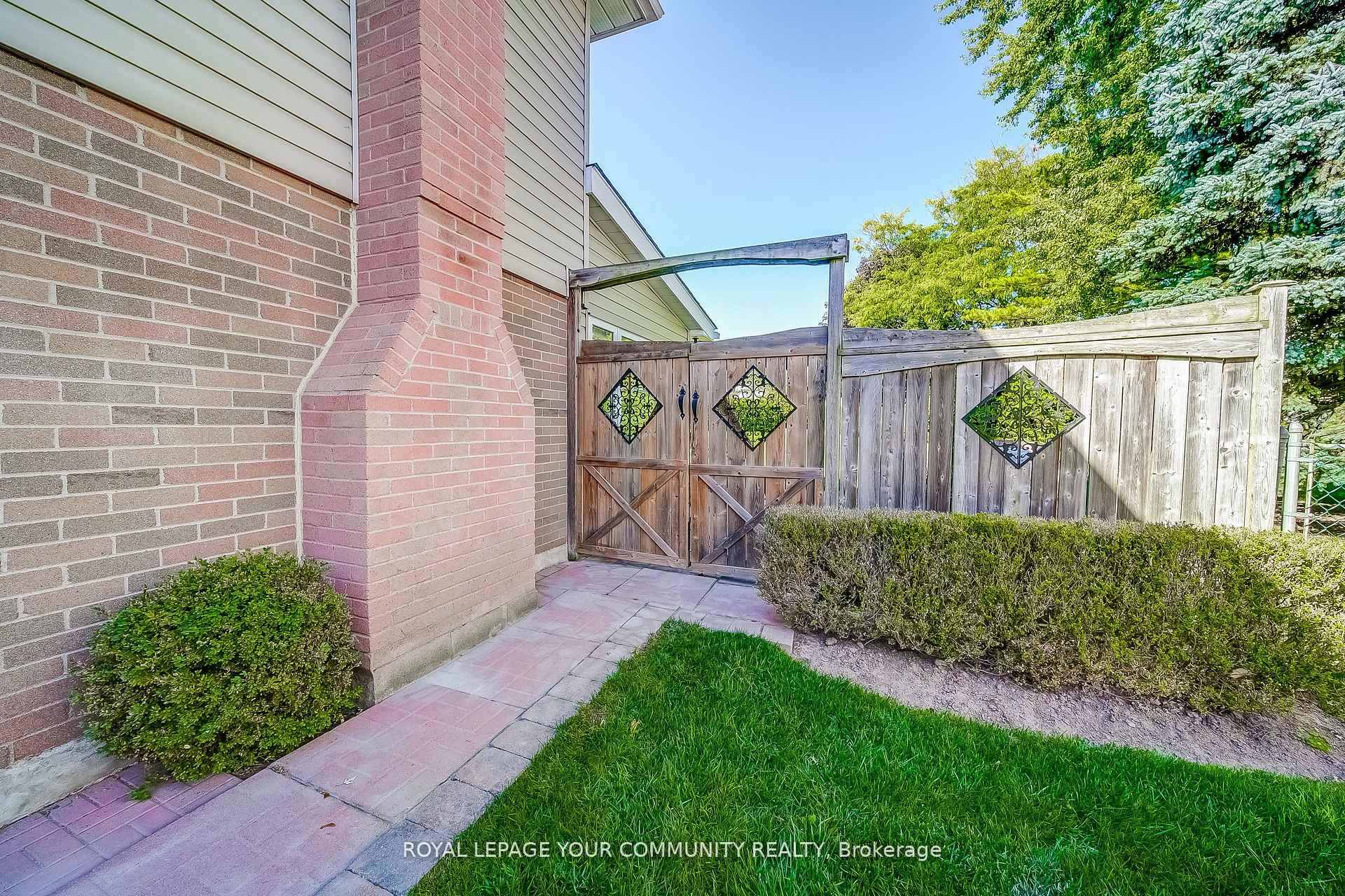 Photo 23 of 36 Devins Drive, Aurora, Aurora Heights — HOMEH