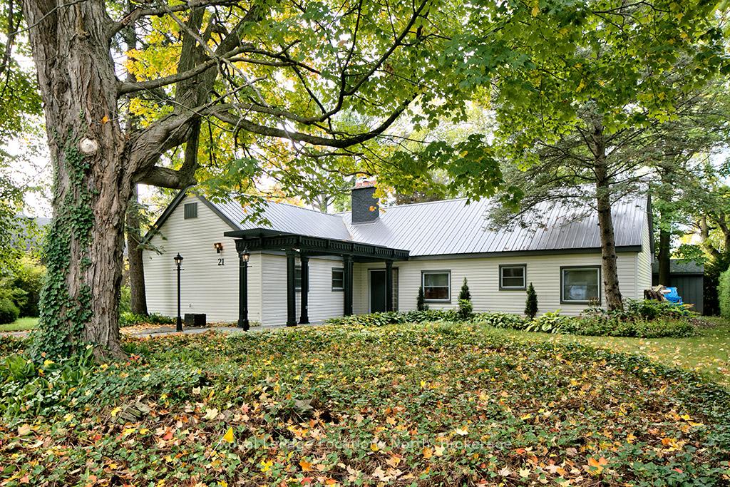 Front of 21 Alice Street W
