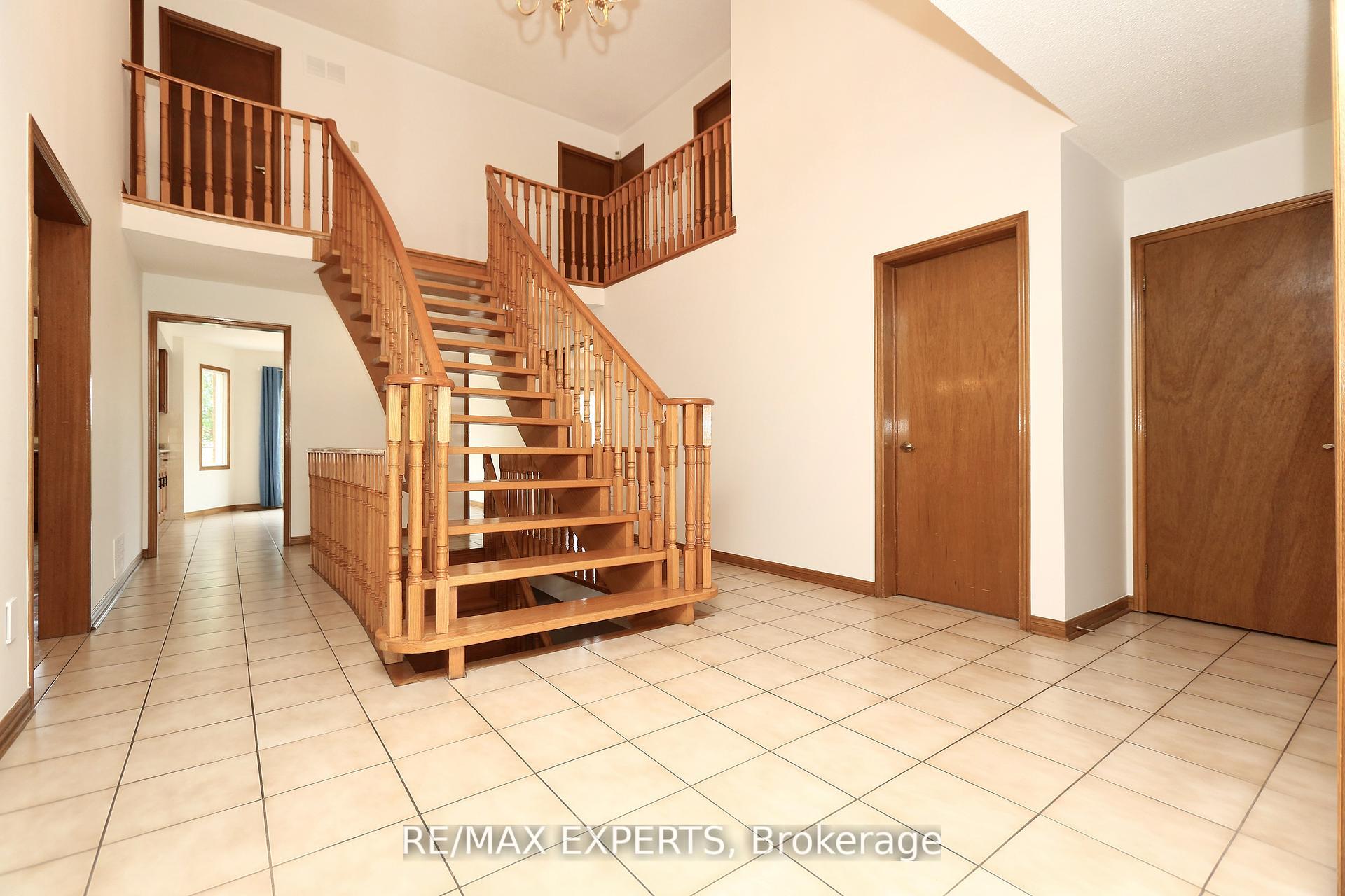 Photo 5 of 129 Father Ermanno Crescent, Vaughan, East Woodbridge — HOMEH