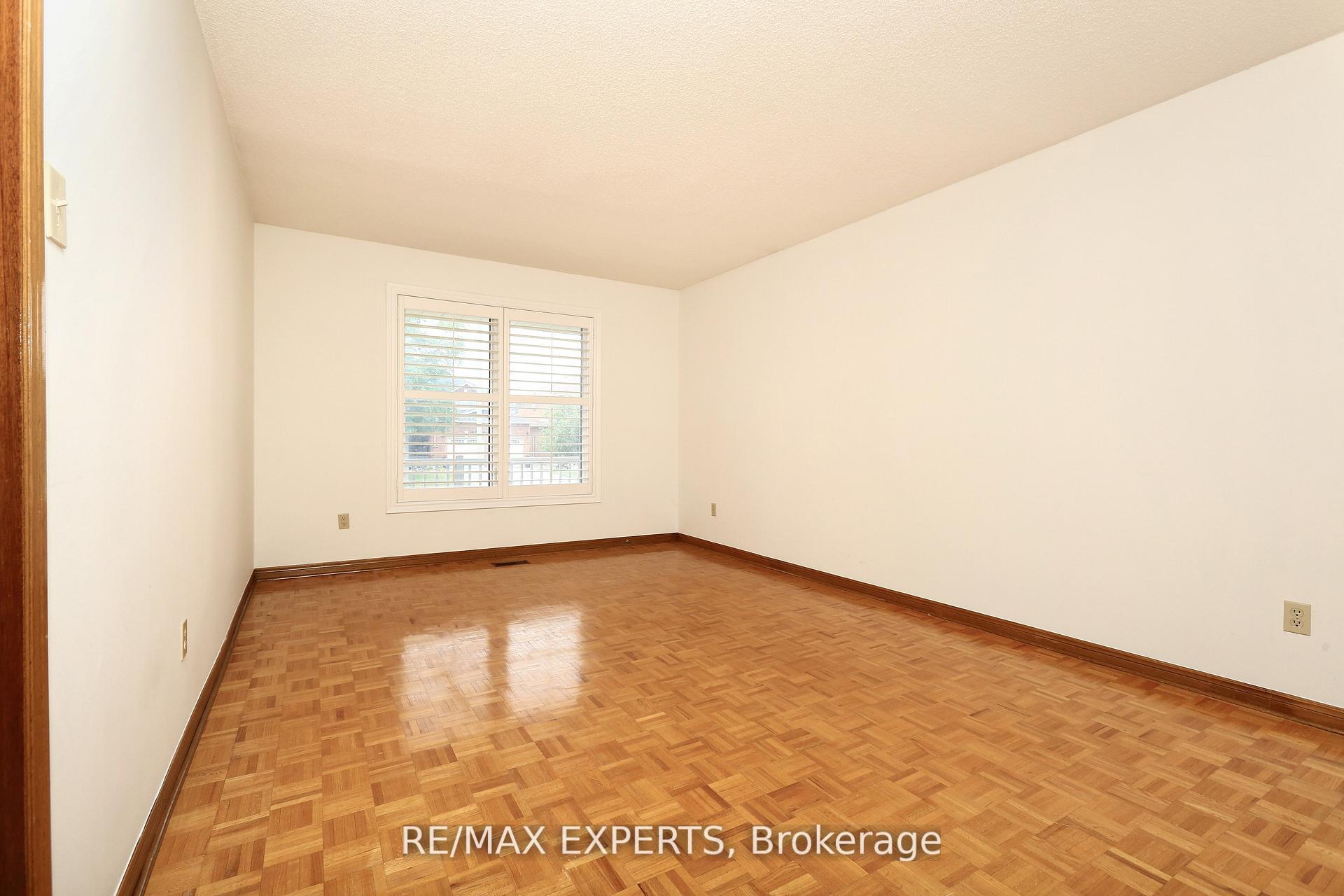 Photo 7 of 129 Father Ermanno Crescent, Vaughan, East Woodbridge — HOMEH