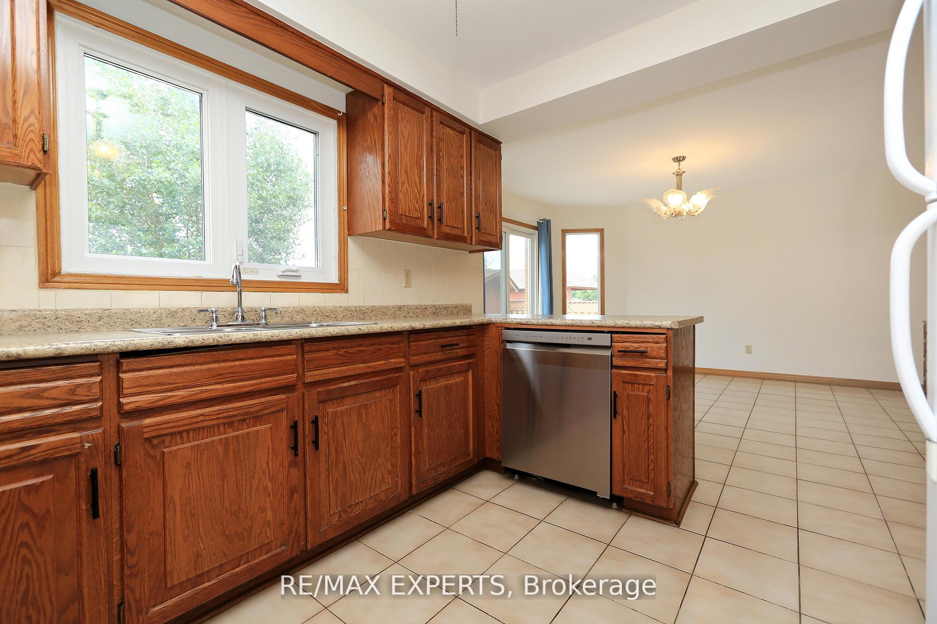 Photo 17 of 129 Father Ermanno Crescent, Vaughan, East Woodbridge — HOMEH