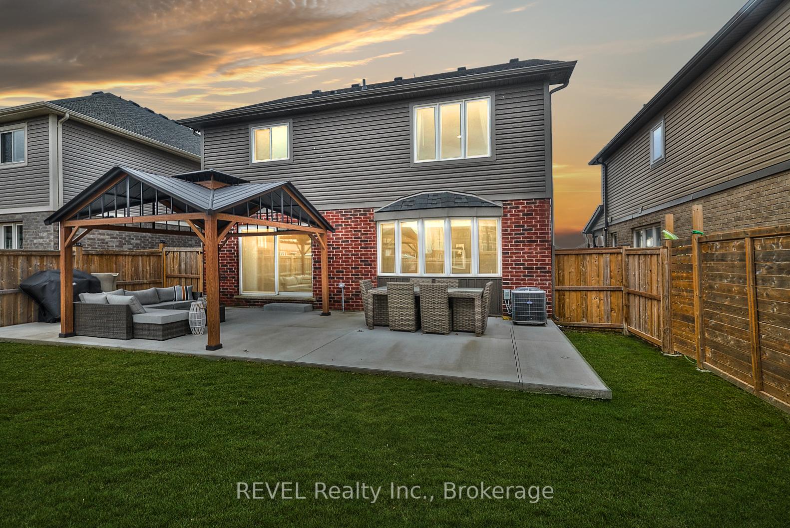 Photo 3 of 35 Spruce Crescent, Welland, Coyle Creek — HOMEH