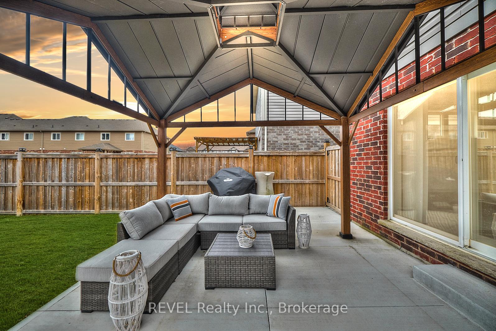 Photo 4 of 35 Spruce Crescent, Welland, Coyle Creek — HOMEH