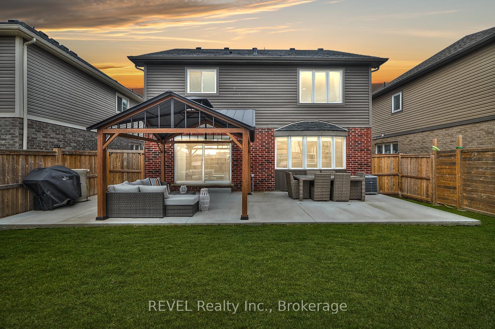 Photo 5 of 35 Spruce Crescent, Welland, Coyle Creek — HOMEH