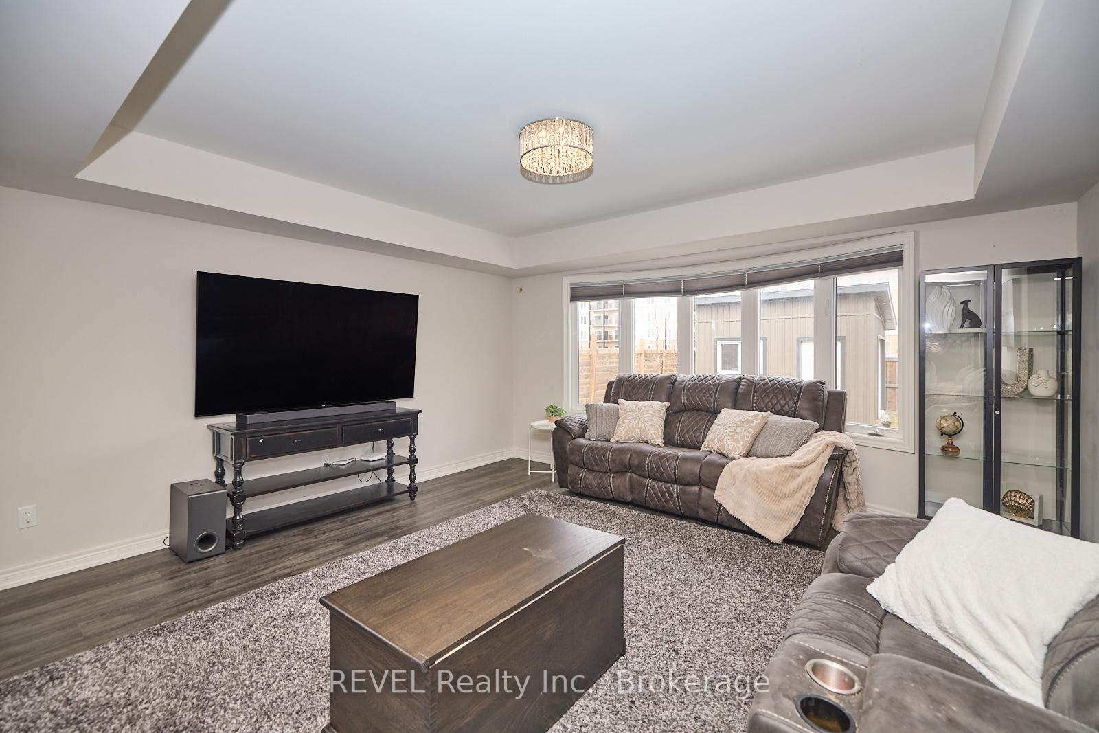 Photo 16 of 35 Spruce Crescent, Welland, Coyle Creek — HOMEH