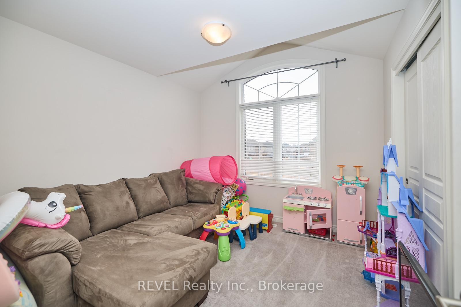 Photo 31 of 35 Spruce Crescent, Welland, Coyle Creek — HOMEH