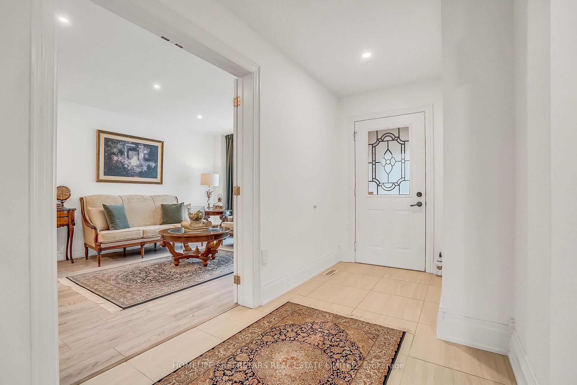 Photo 2 of 38 Baycroft Lane, Aurora, Aurora Heights — HOMEH