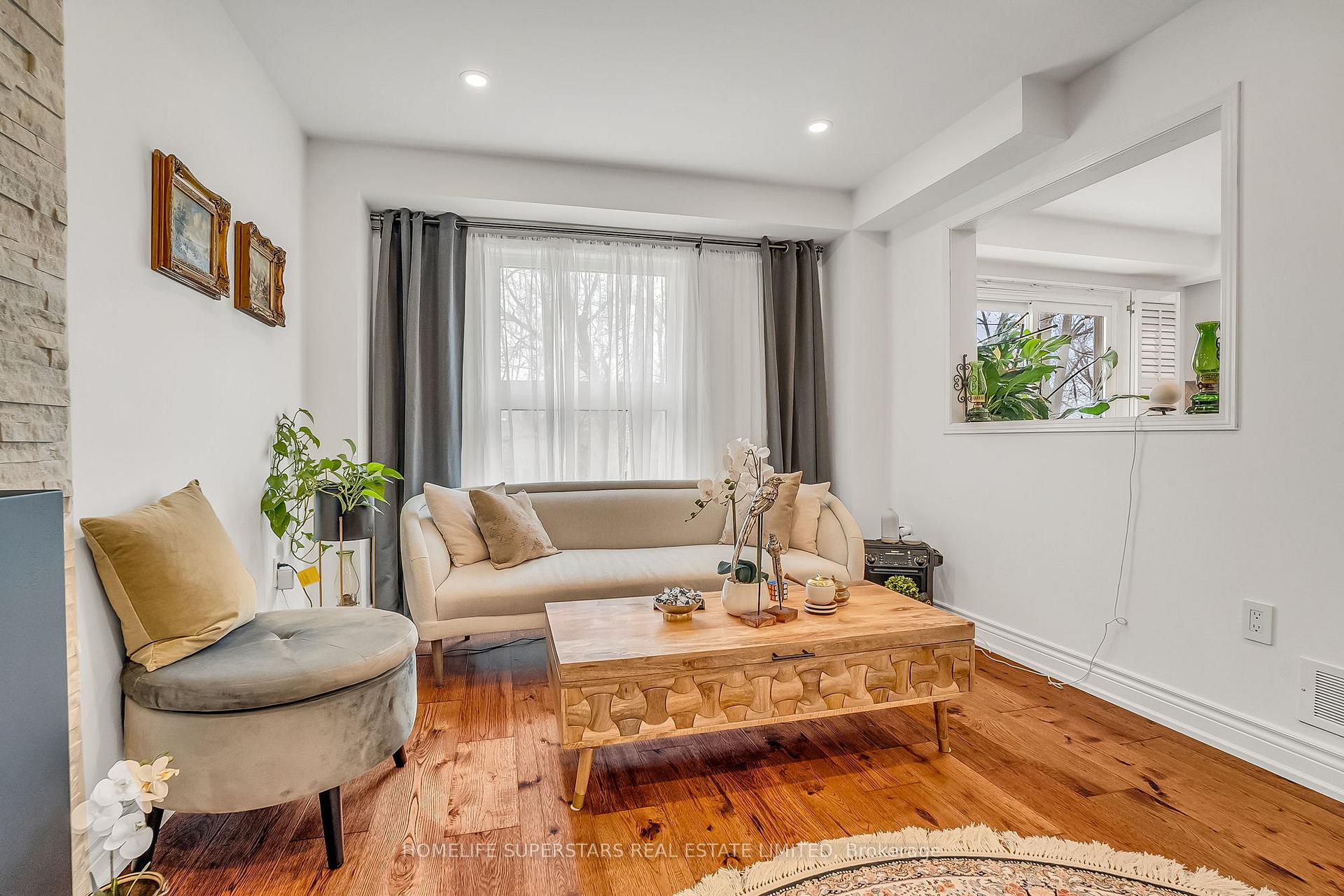 Photo 9 of 38 Baycroft Lane, Aurora, Aurora Heights — HOMEH