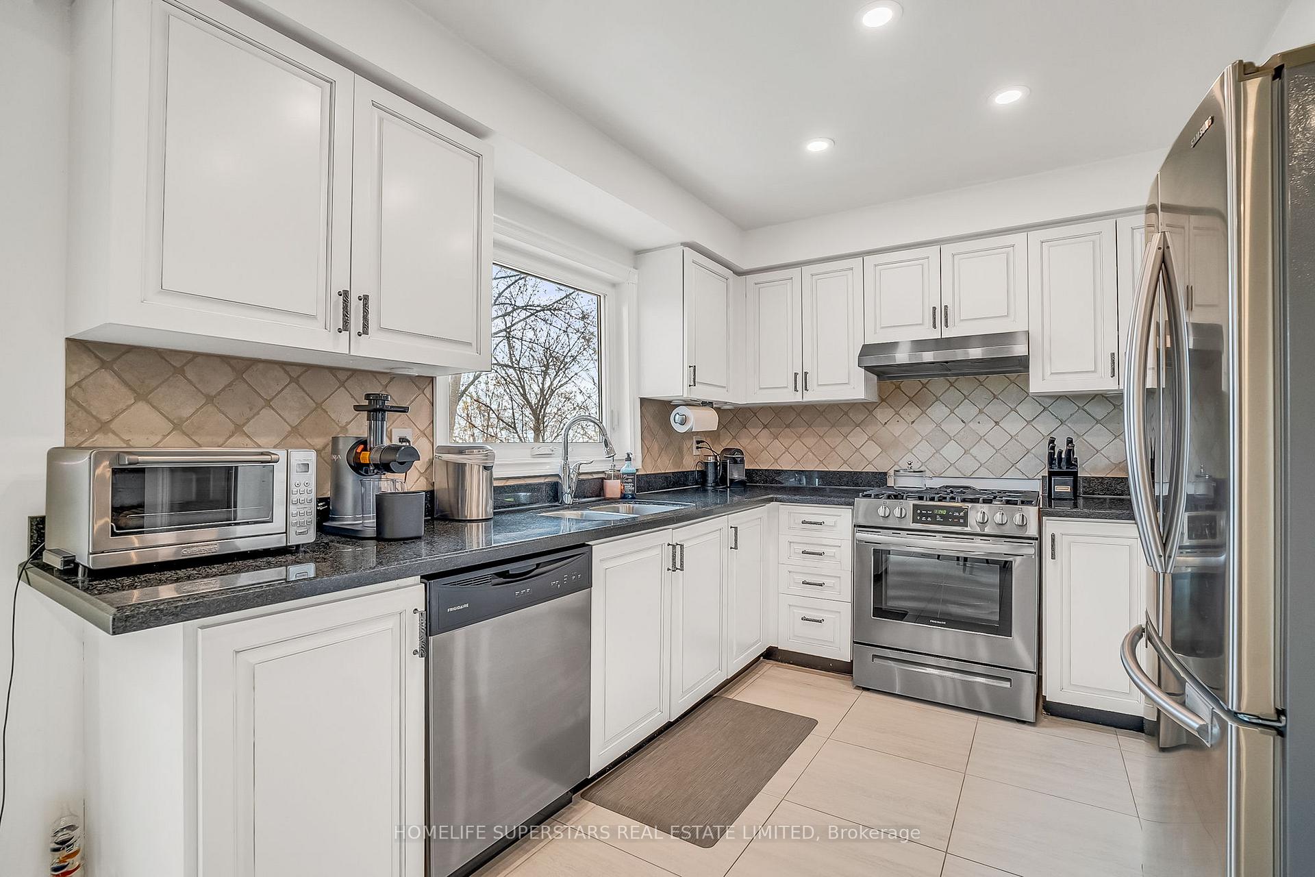 Photo 12 of 38 Baycroft Lane, Aurora, Aurora Heights — HOMEH