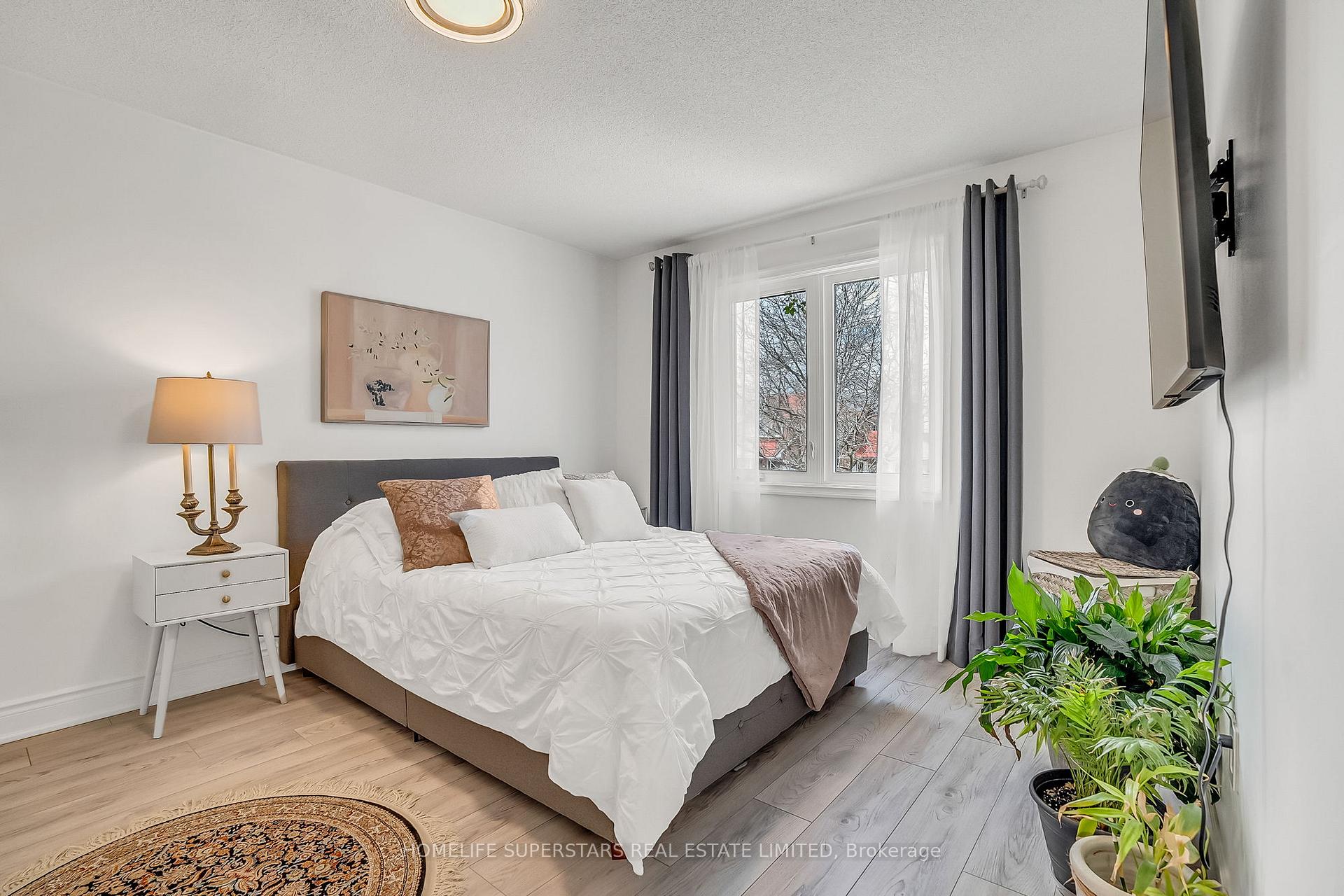 Photo 18 of 38 Baycroft Lane, Aurora, Aurora Heights — HOMEH