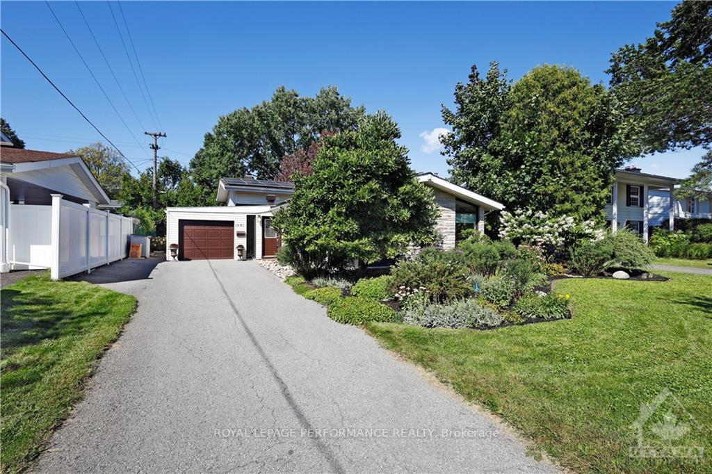 Front of 1861 Dorset Drive